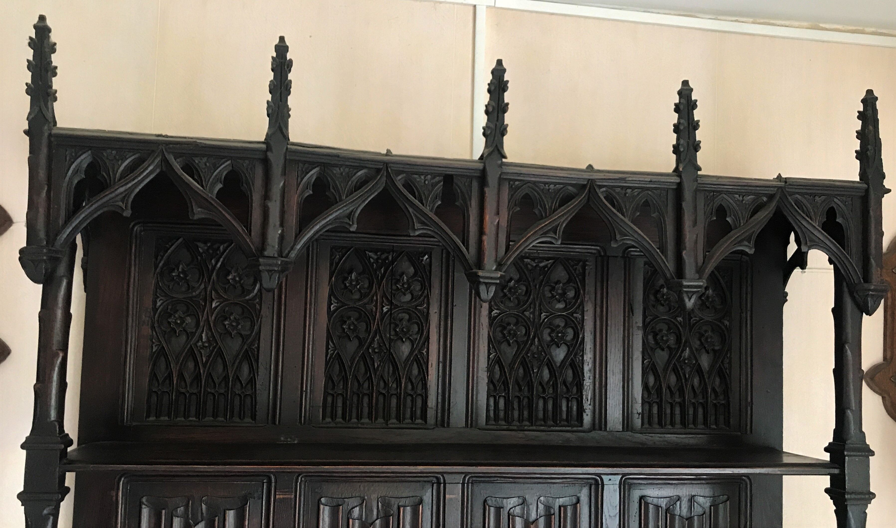 Vaisselier Gothic style