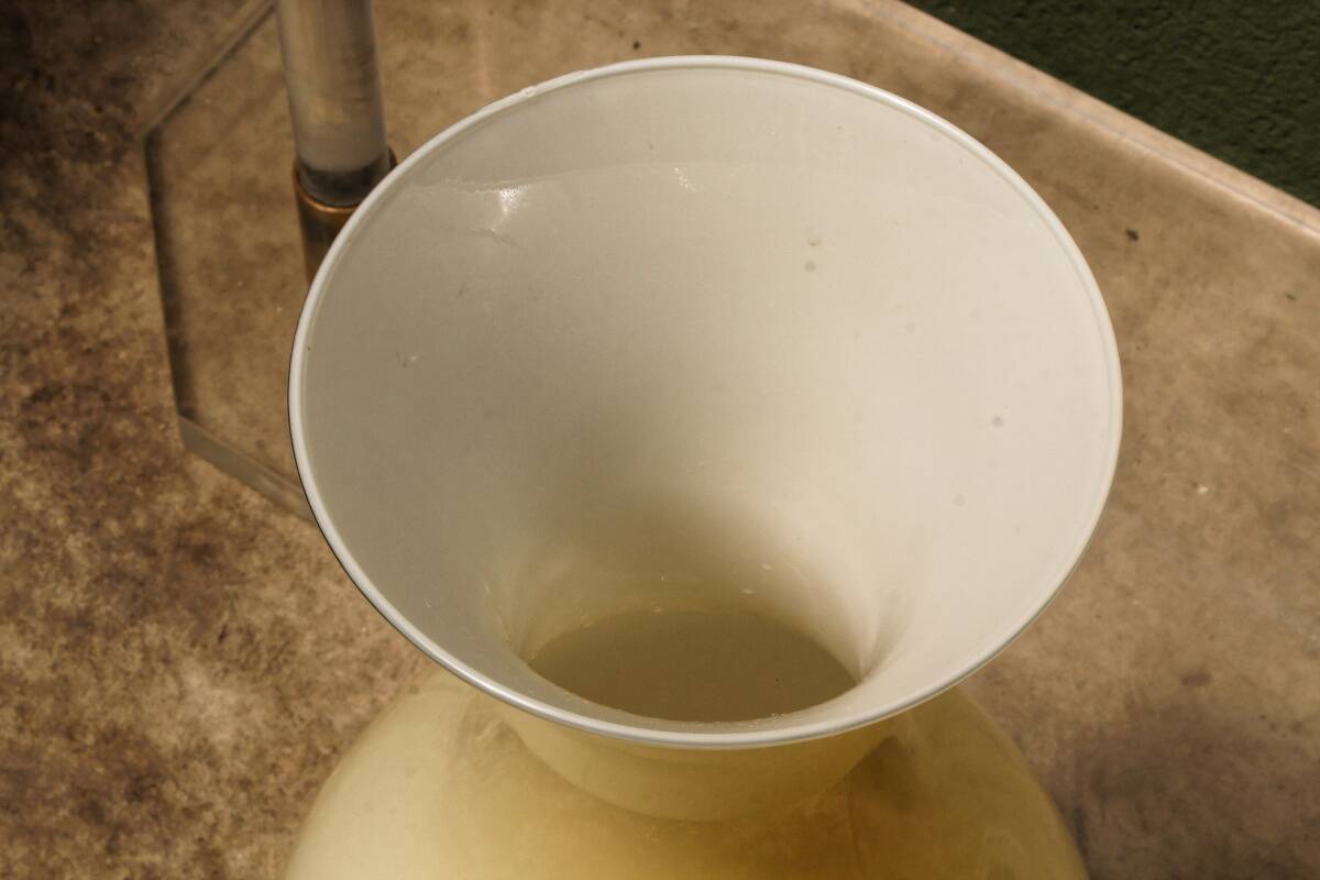 Vase de sol en verre opalin, couleur crème
