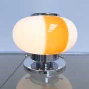 Lampe de table en verre opale italienne, années 1960