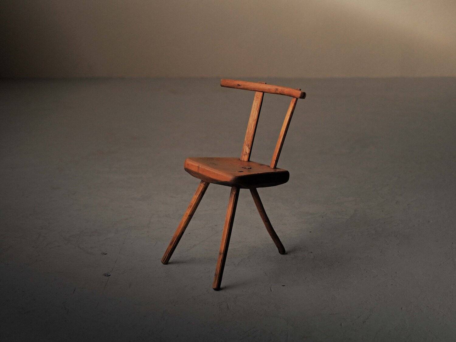 Small alpine chair in solid pine, folk art, early 20th century.