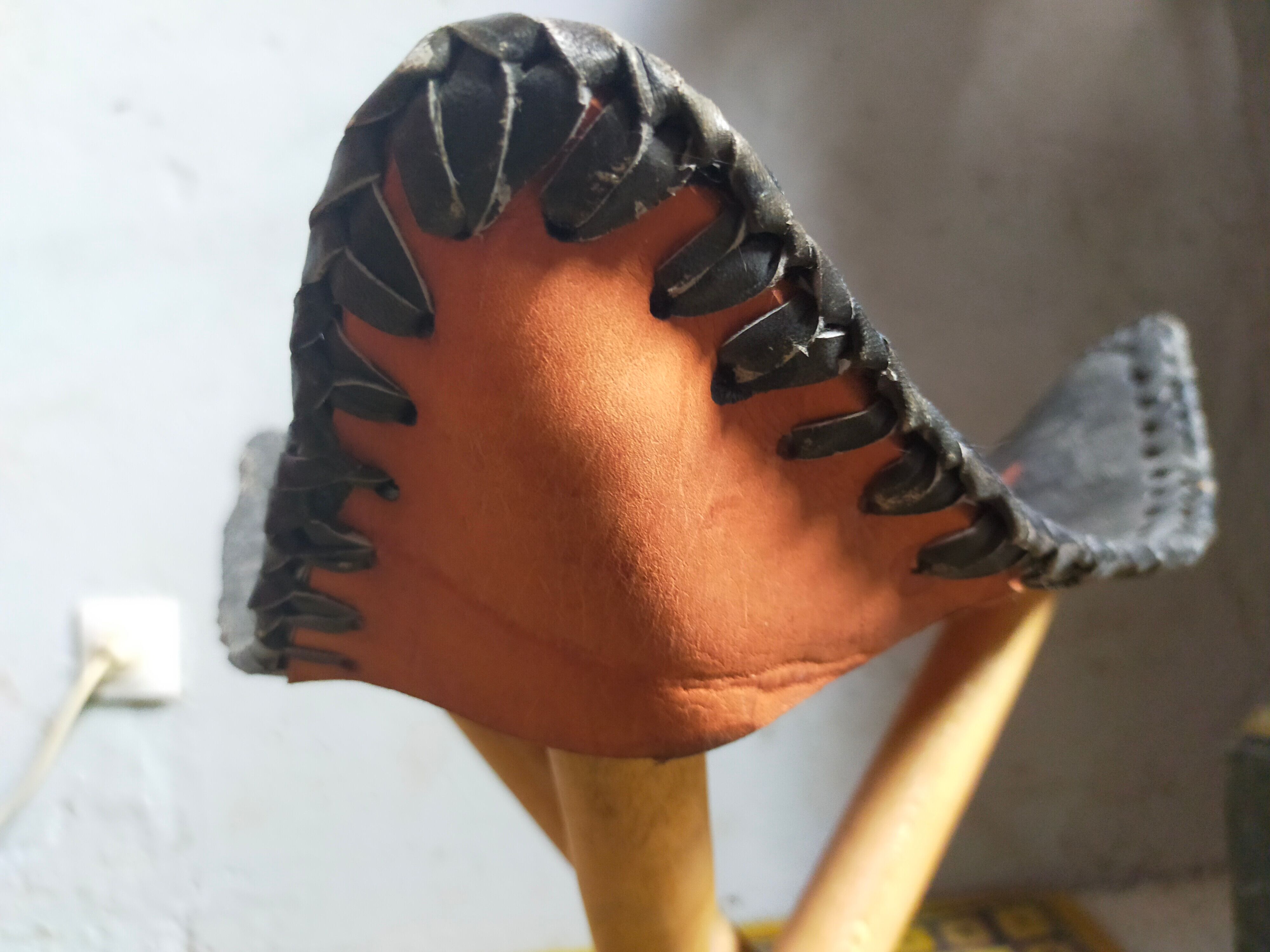 Folding tripod stool in Africa leather