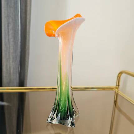Vase en vert en forme de fleur vert et orange de style murano longiligne