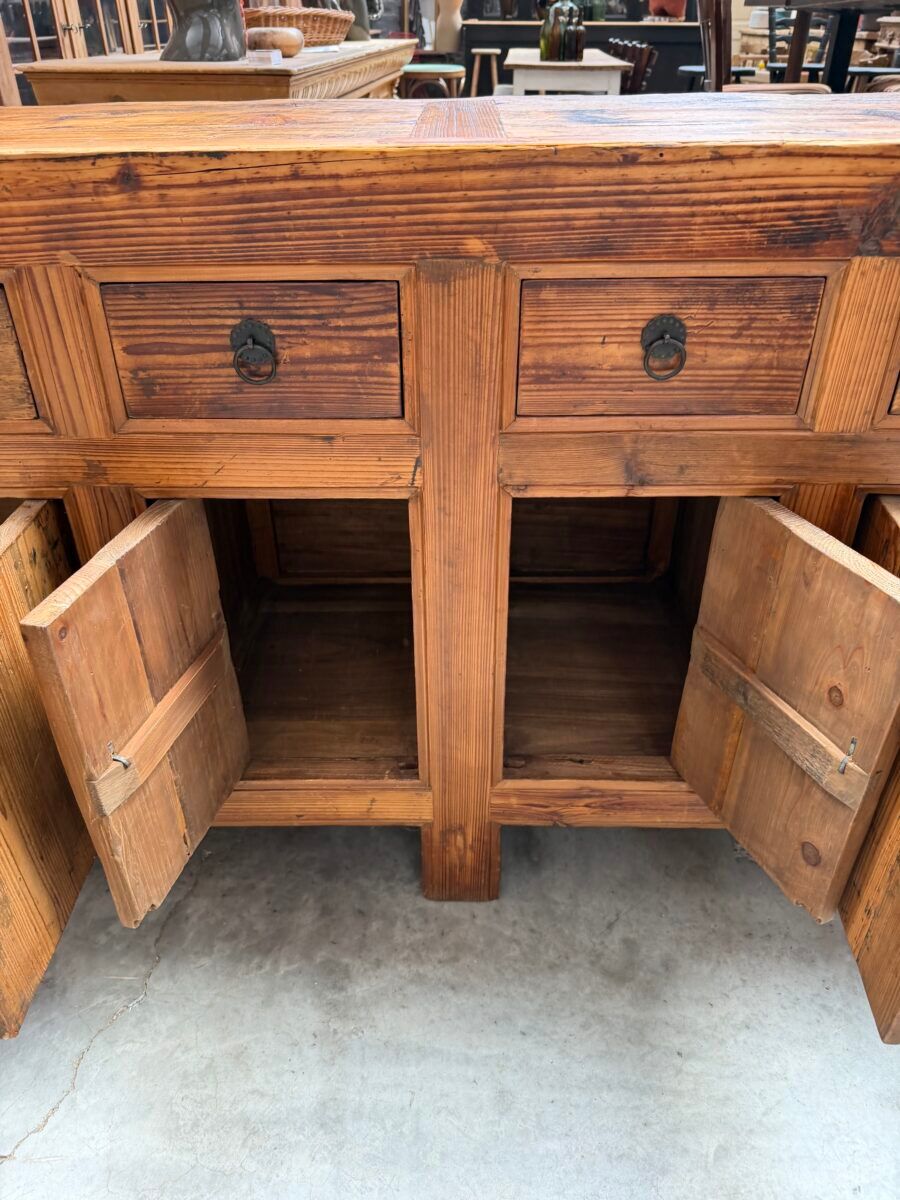 Buffet brutaliste en vieux sapin