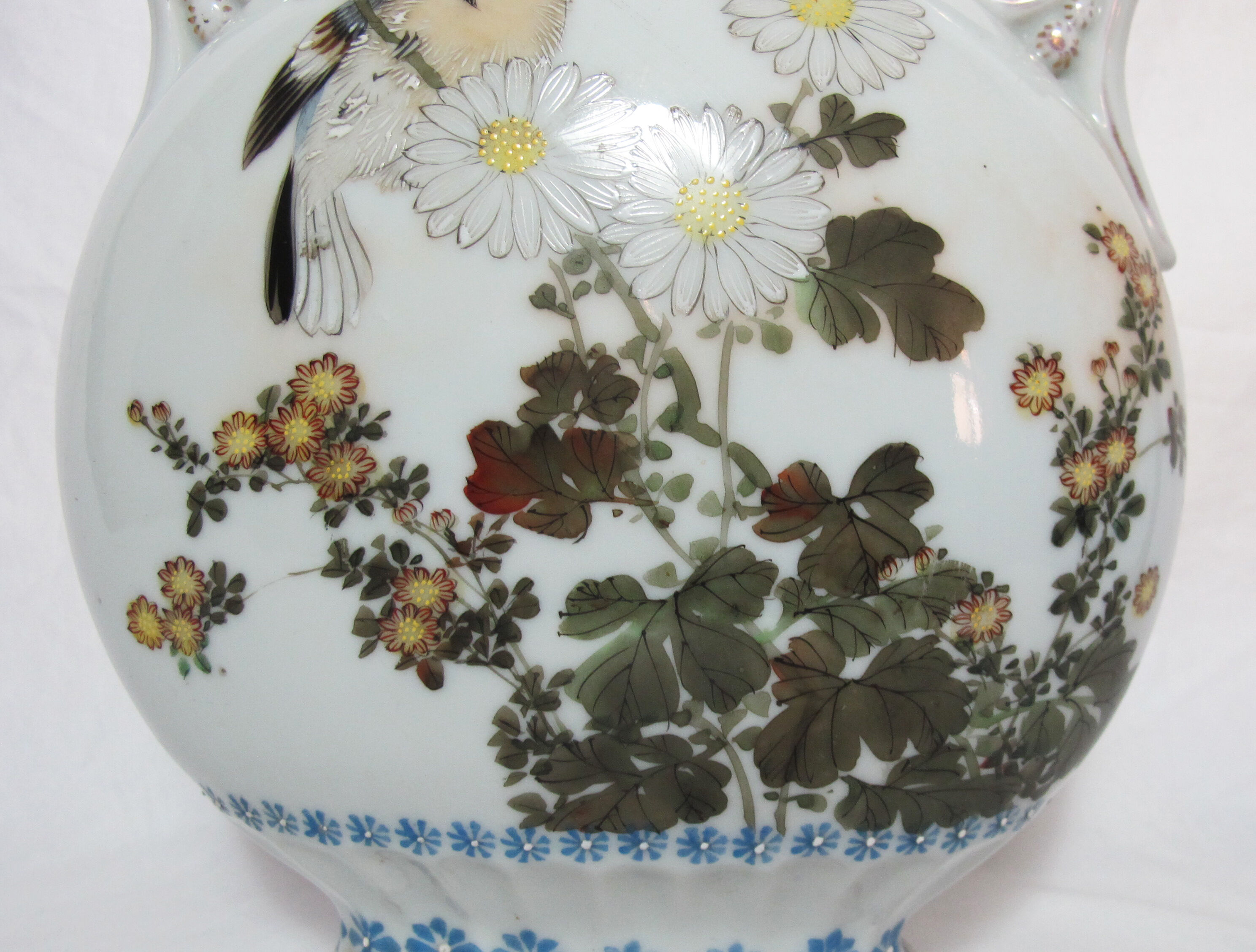 Gourd vase in Chinese or Japanese porcelain