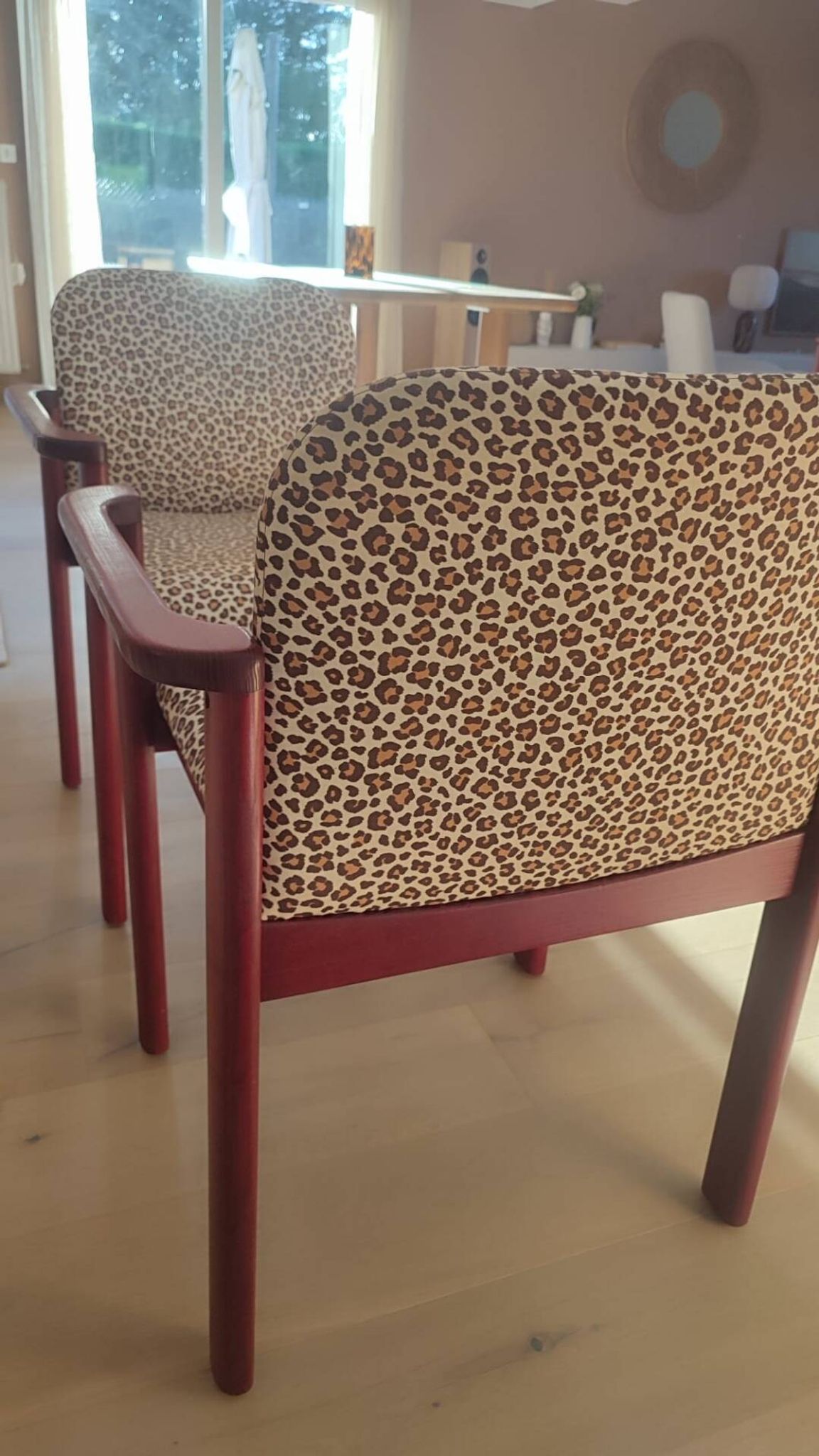 2 fauteuils léopard / bois massif bordeaux