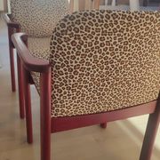 2 fauteuils léopard / bois massif bordeaux