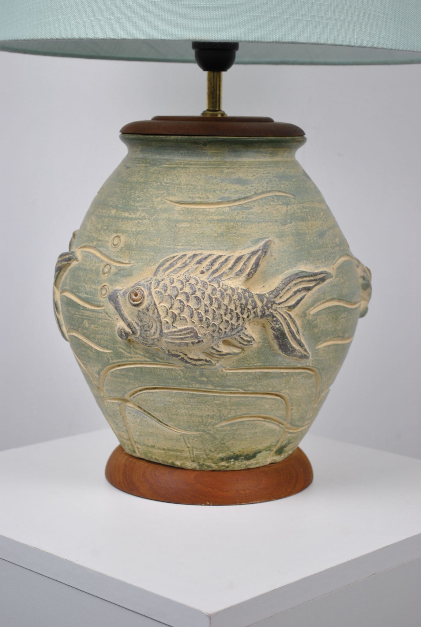 Lampe en céramique décor poisson en relief vers 1970