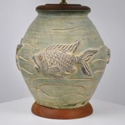 Lampe en céramique décor poisson en relief vers 1970