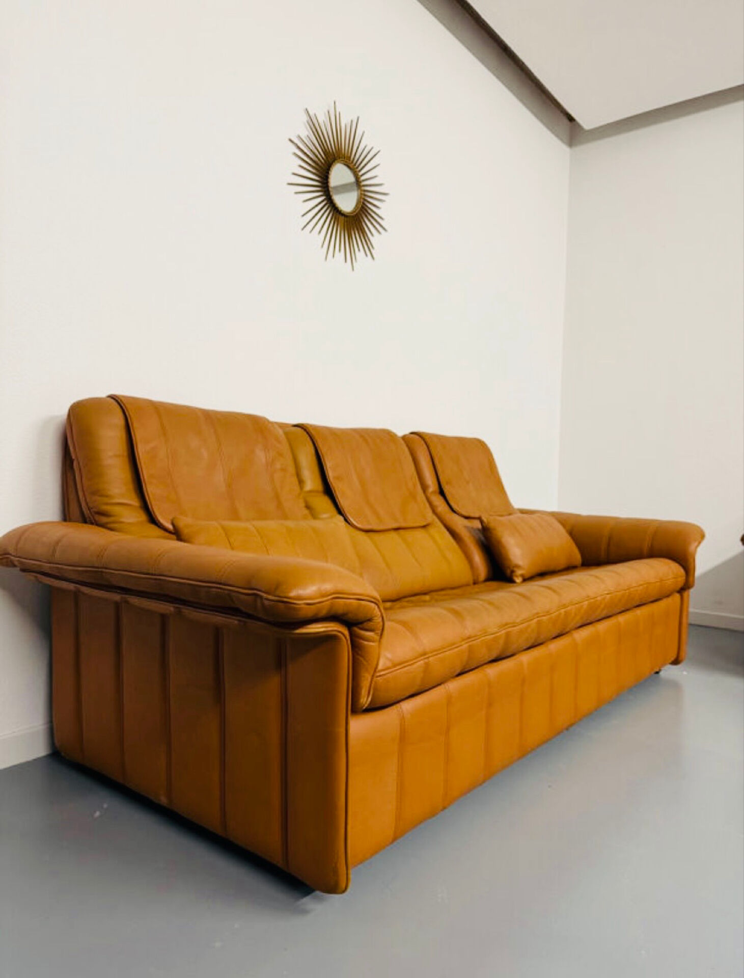 Ancien Canapé 3 places De Sede en cuir épais cognac design années 70