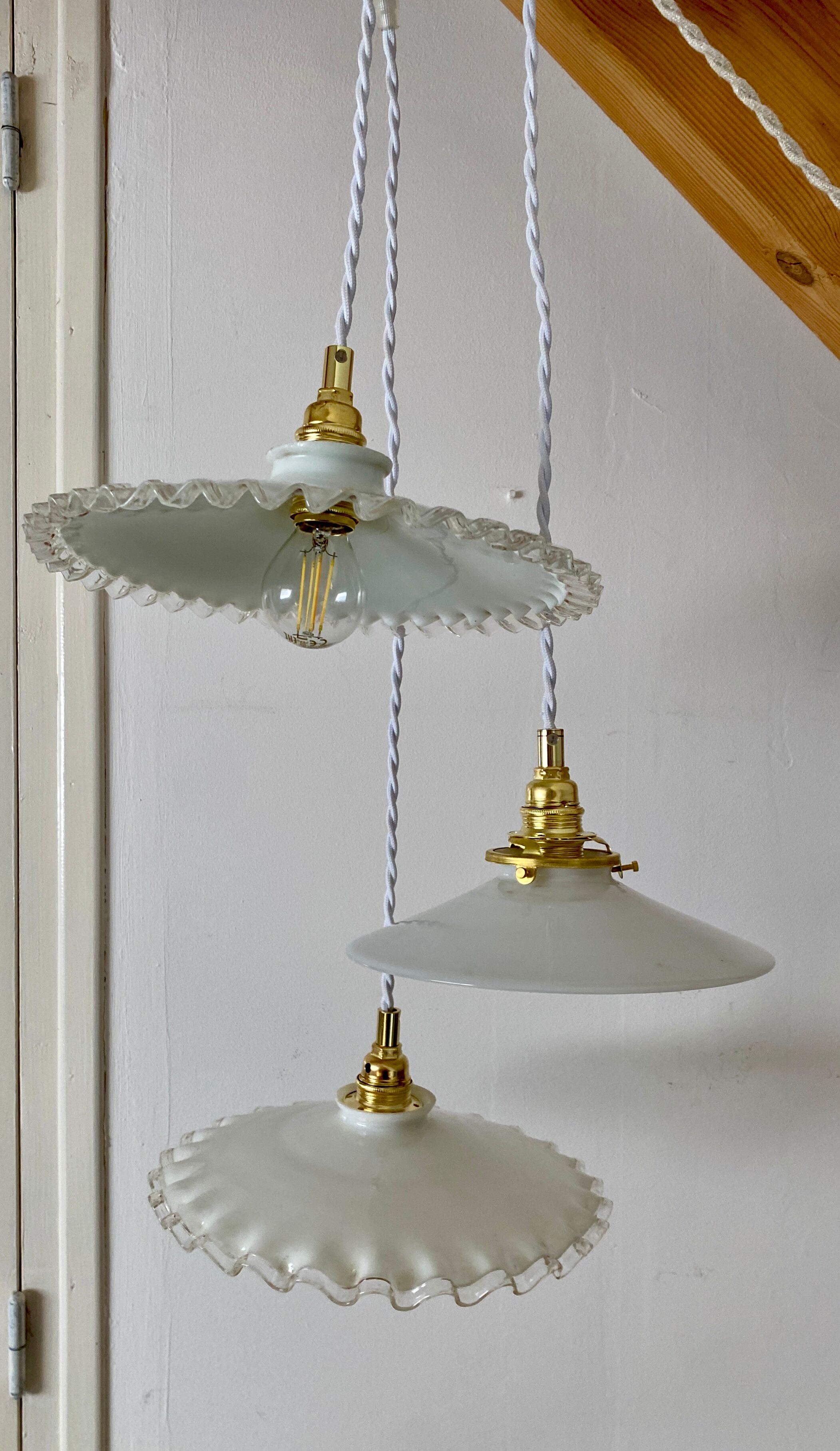 Three-light cascading pendant lamp with vintage white opaline lampshade