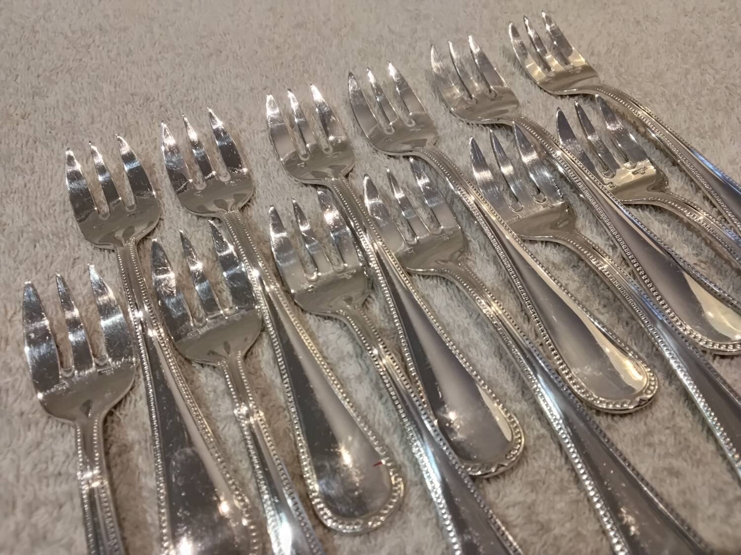 12 silver-plated oyster forks by the silversmith Ercuis, 12.2 cm