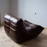 Fauteuil Togo en cuir brillant marron foncé