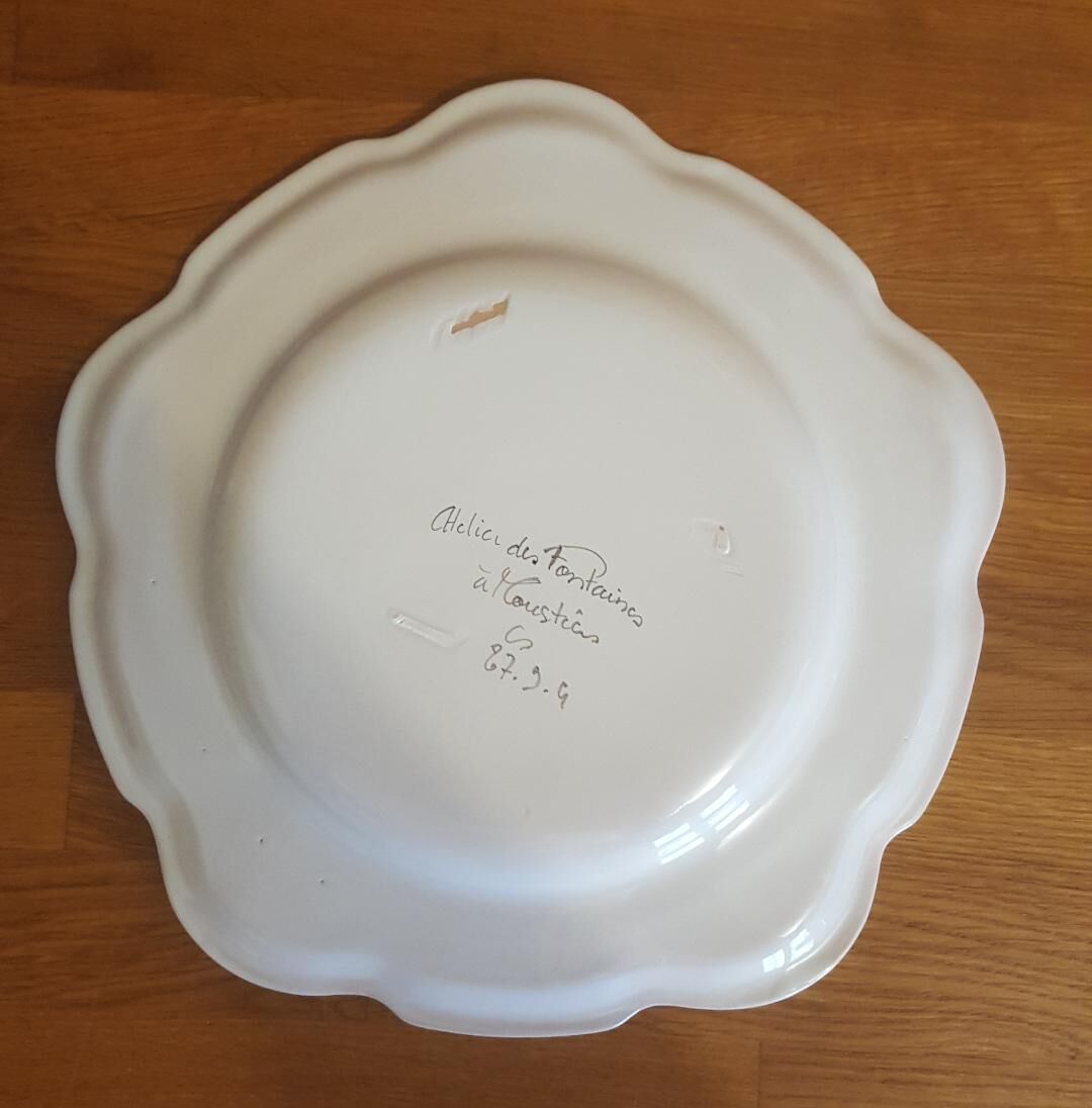 Moustiers earthenware plate from the Atelier des Fontaines