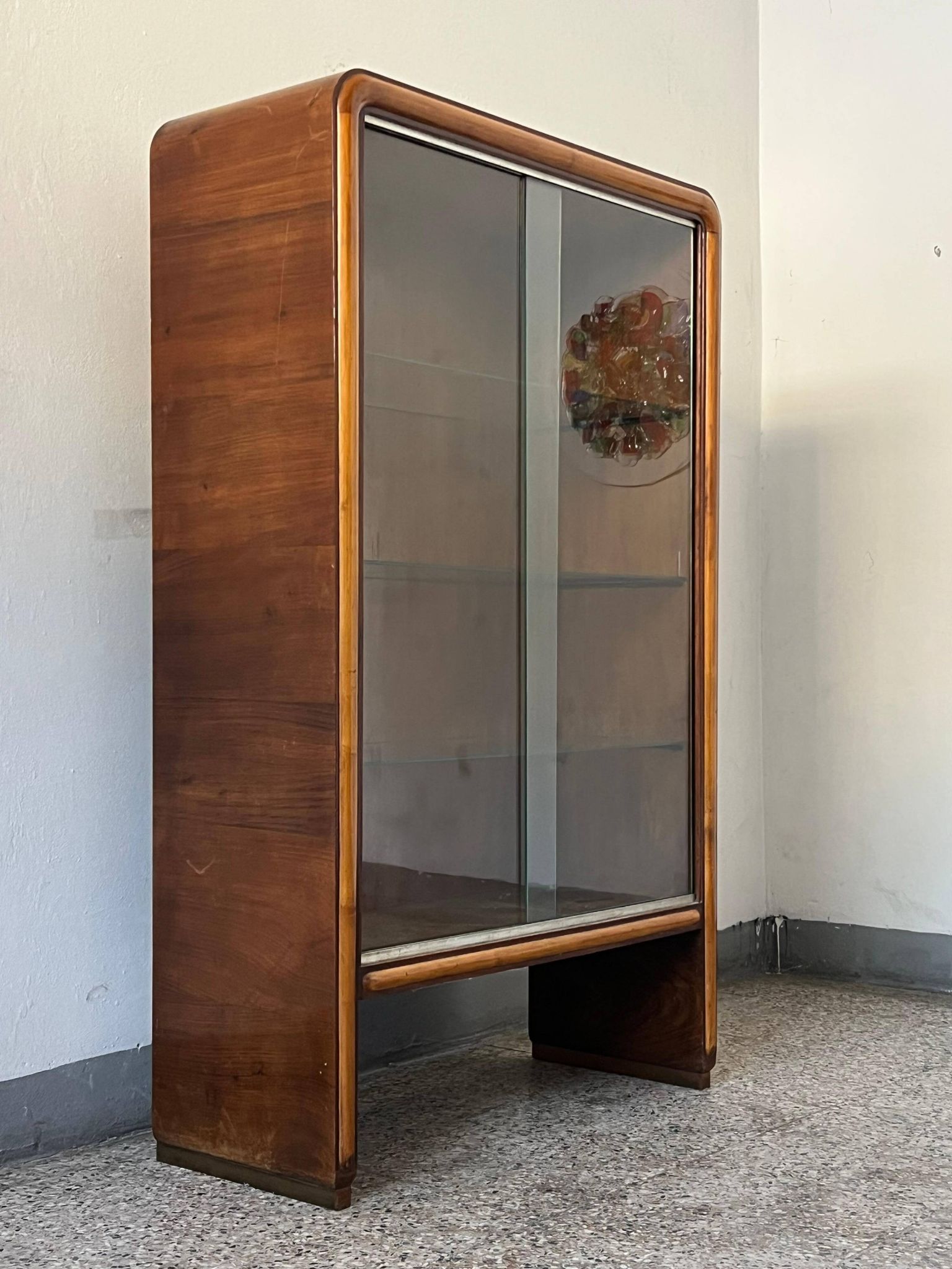 1940's Italian cabinet credenza bar display with glass door art deco style
