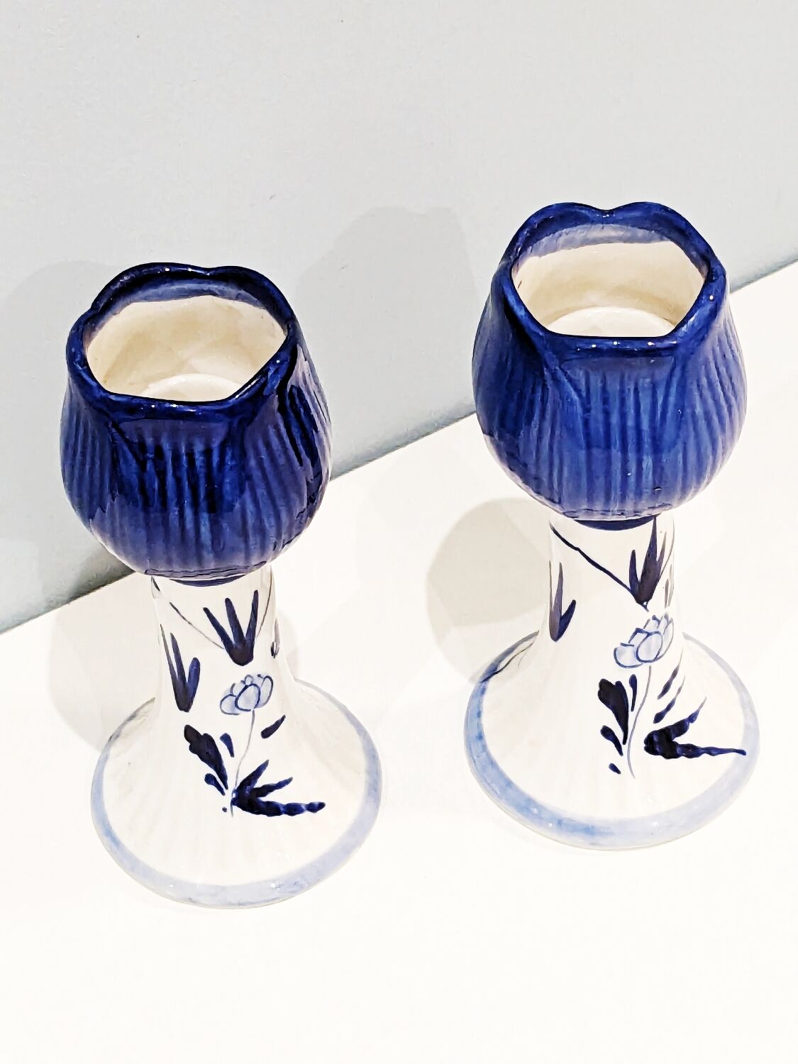 2 vintage '80 candlesticks in the shape of a tulip. Delft. In perfect condition.