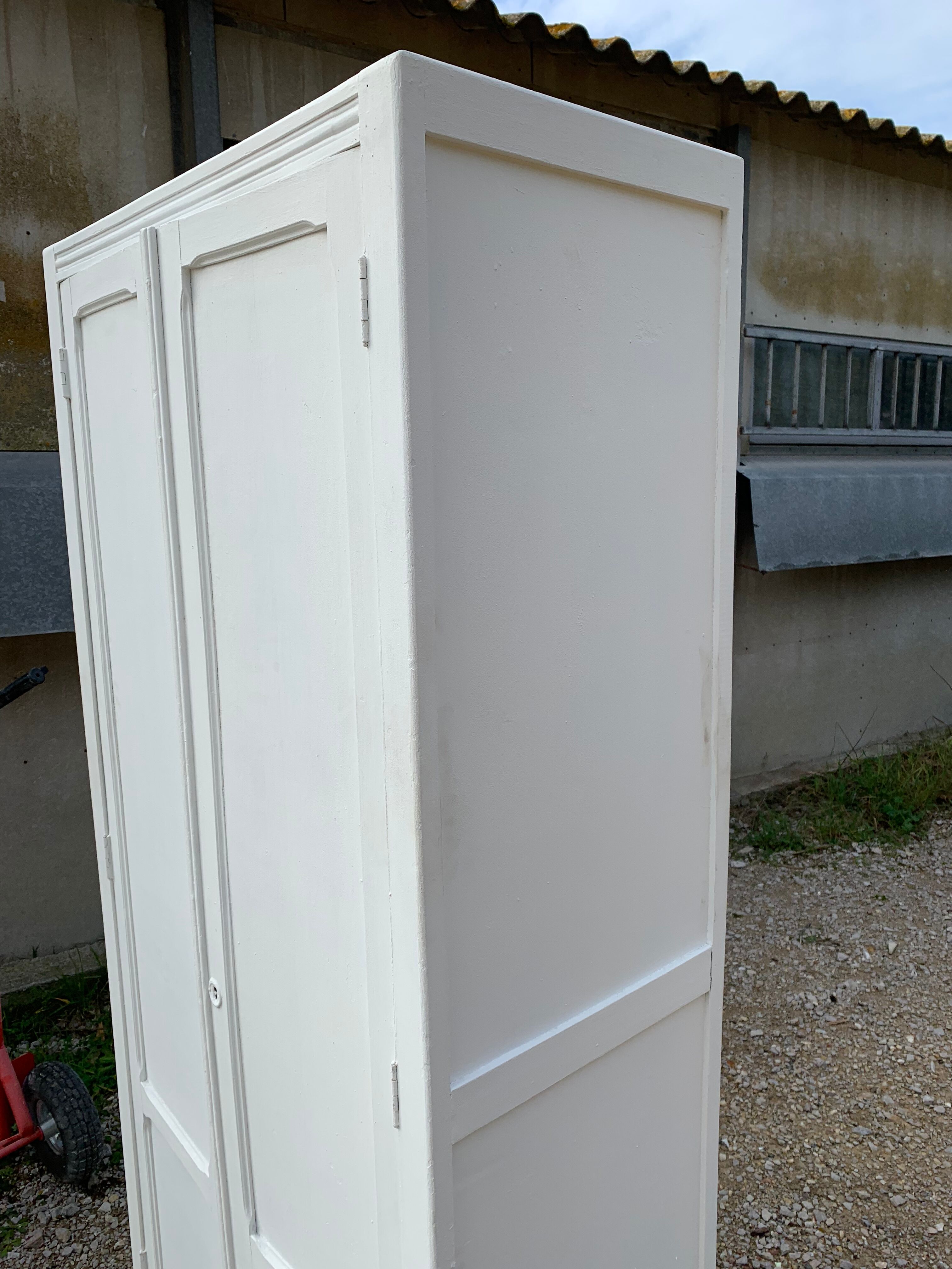 Armoire parisienne blanche