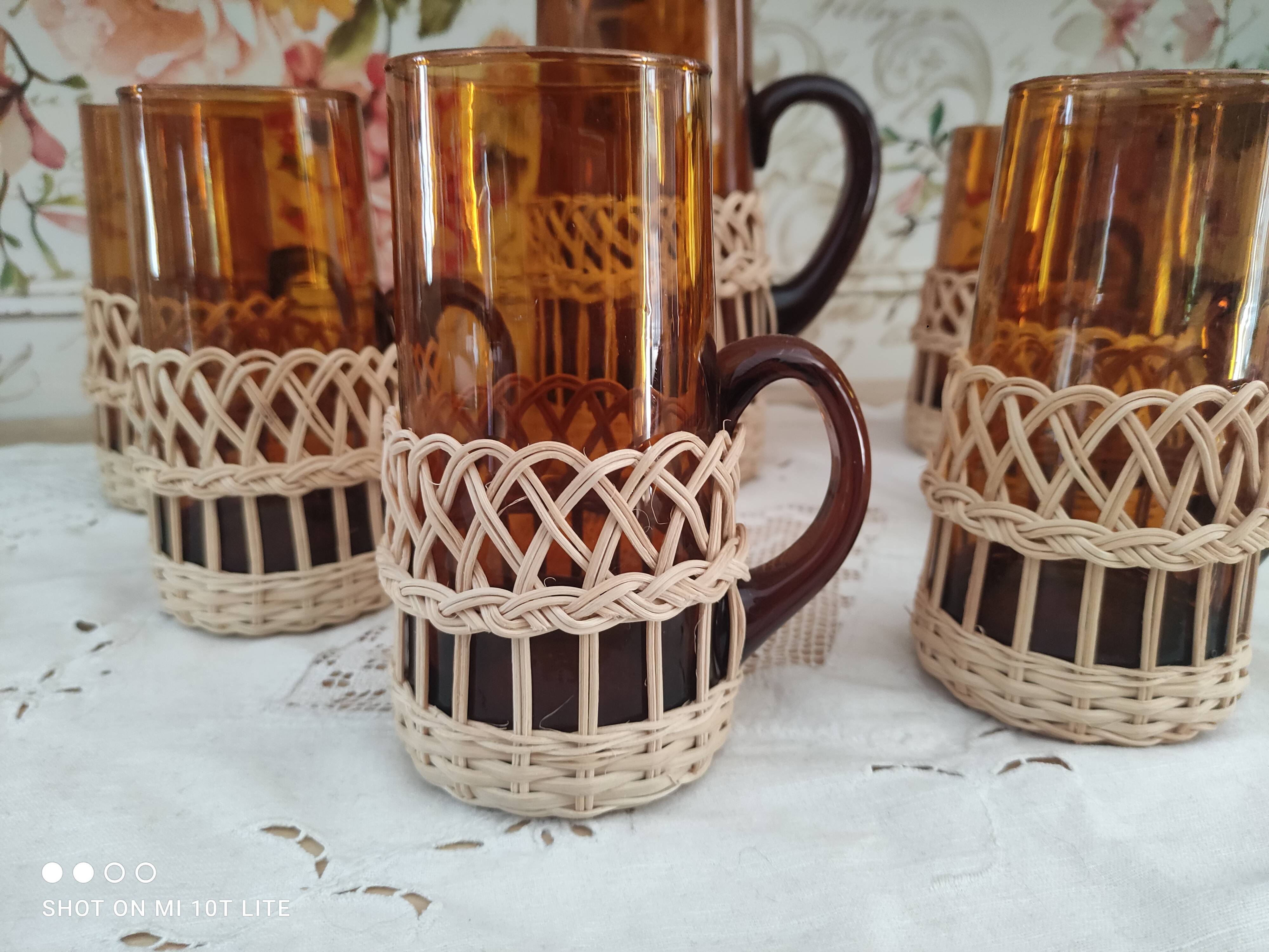Service à citronnade 7 pièces vintage en verre ambré avec anse et contour en osier tressé