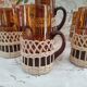 Service à citronnade 7 pièces vintage en verre ambré avec anse et contour en osier tressé
