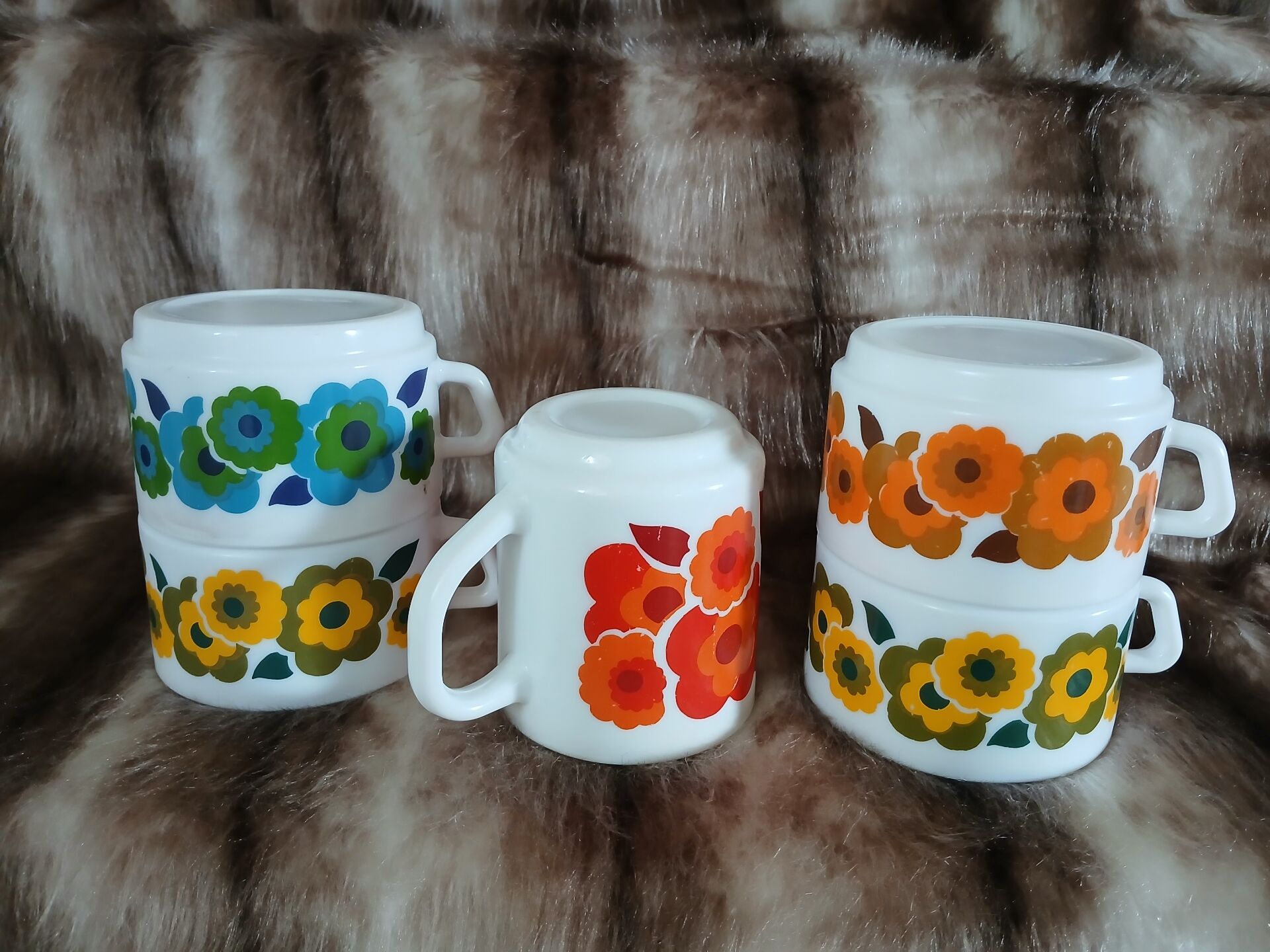 5 vintage cups in Arcopal/Lotus