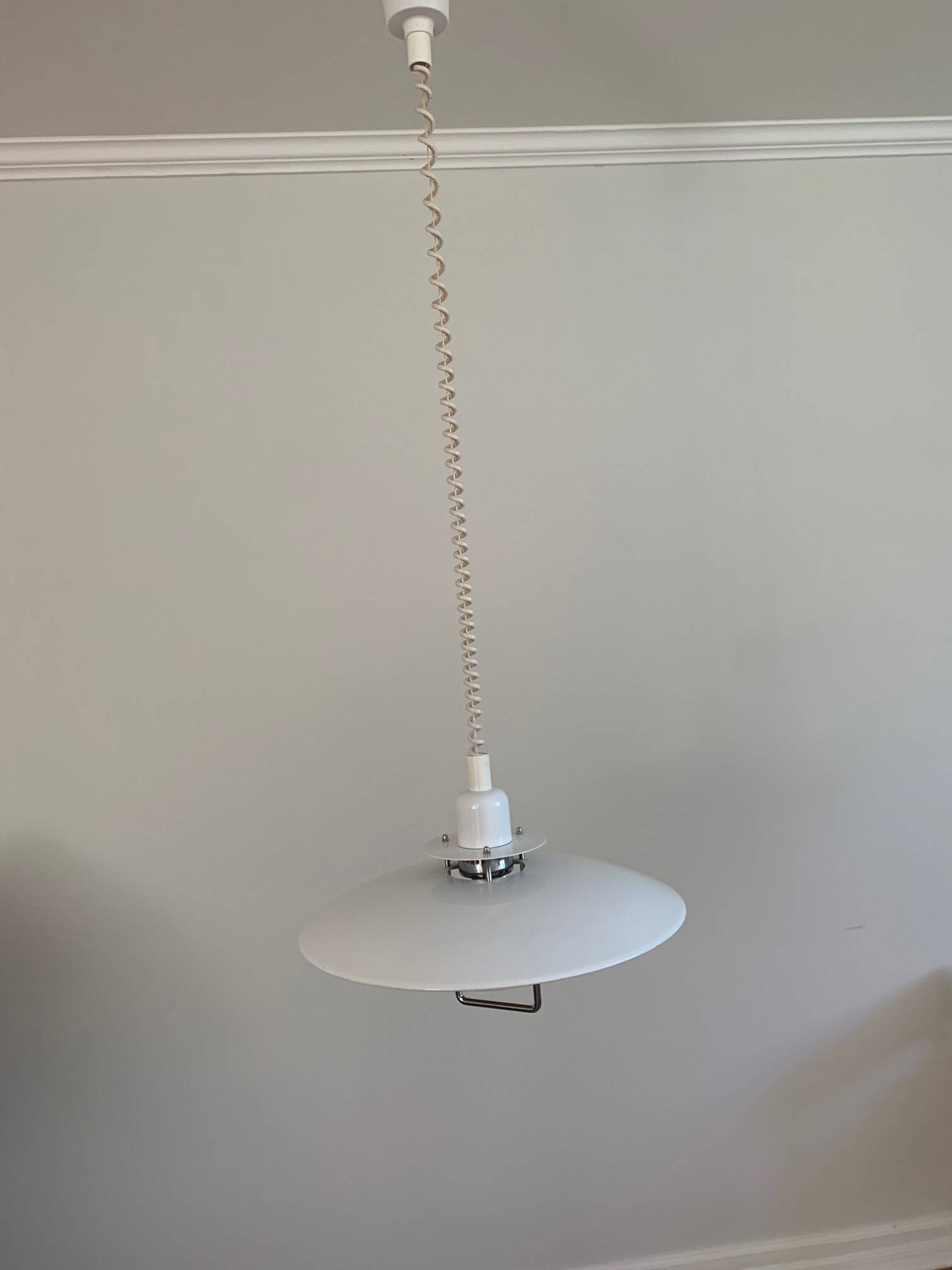 Suspension extensible métal blanc laqué, suède années 70/80
