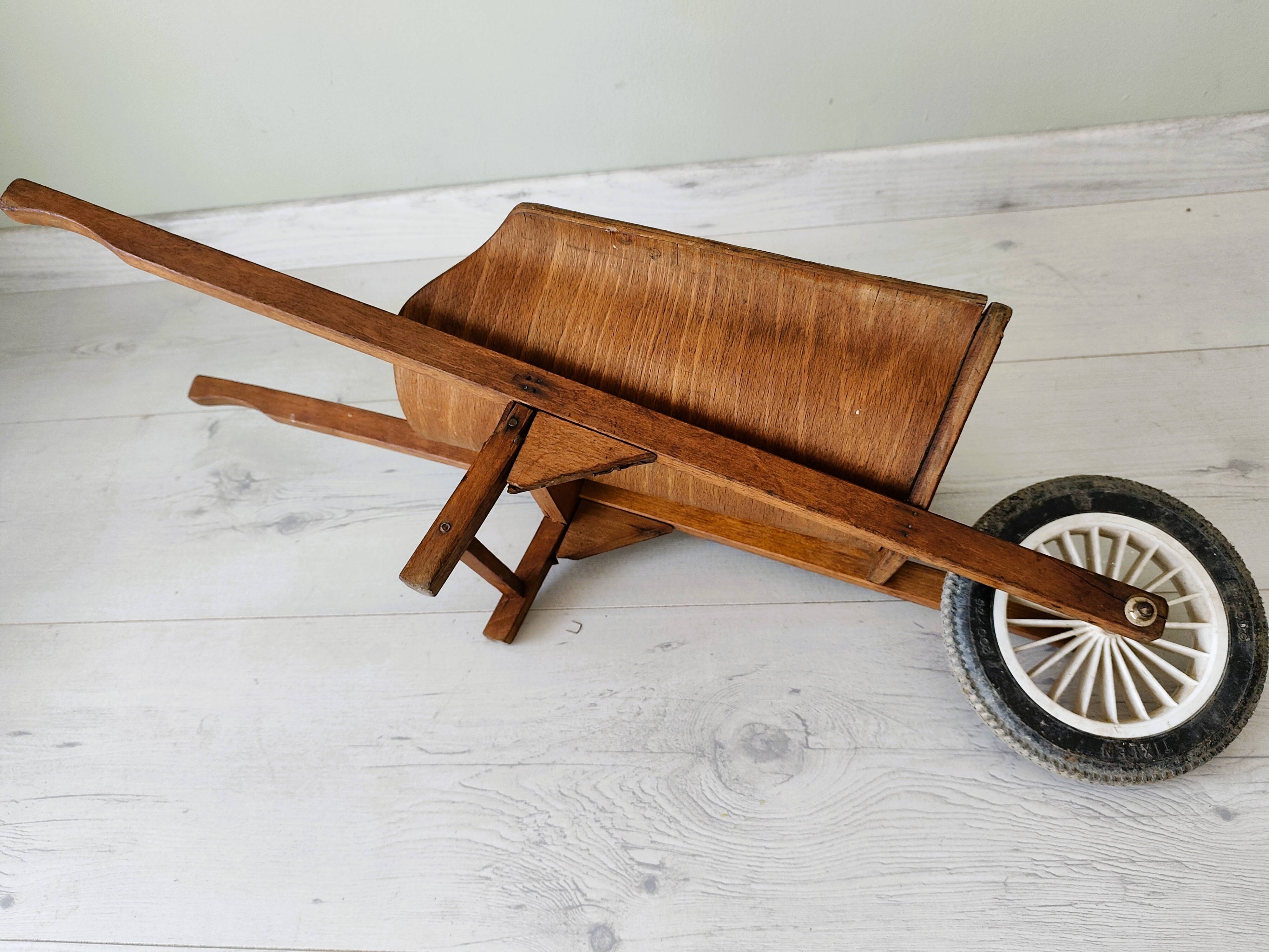 Ancienne brouette d'enfant jouet en bois