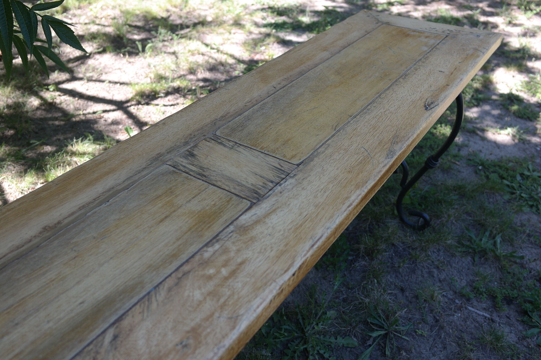 Pairs of benches in light wood and tubular metal