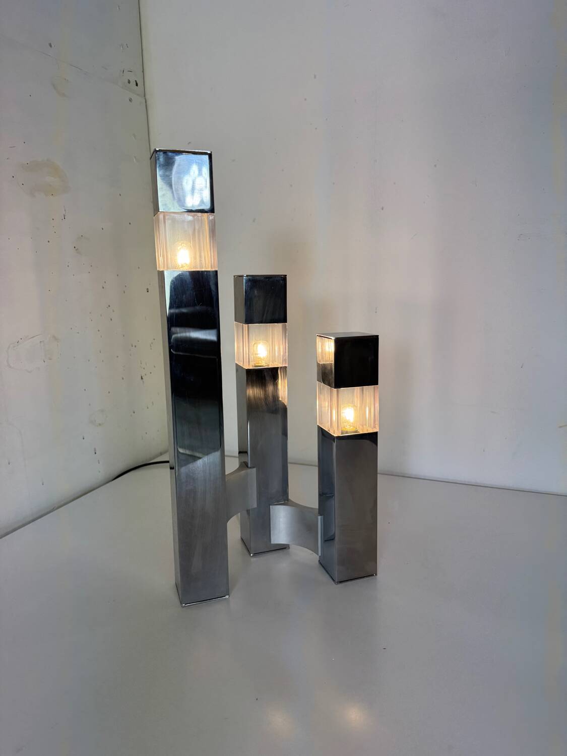 Very Mid-Century Modernist Architectural Sciolari Cubic Table Lamp by Gaet