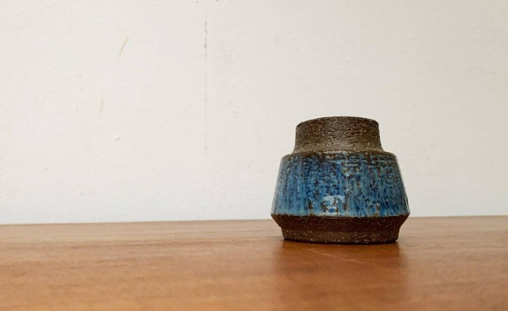 Minimalist studio pottery vase from mid-century Danish artist Michael Andersen, Bornholm, 1960s.