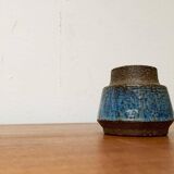 Minimalist studio pottery vase from mid-century Danish artist Michael Andersen, Bornholm, 1960s.