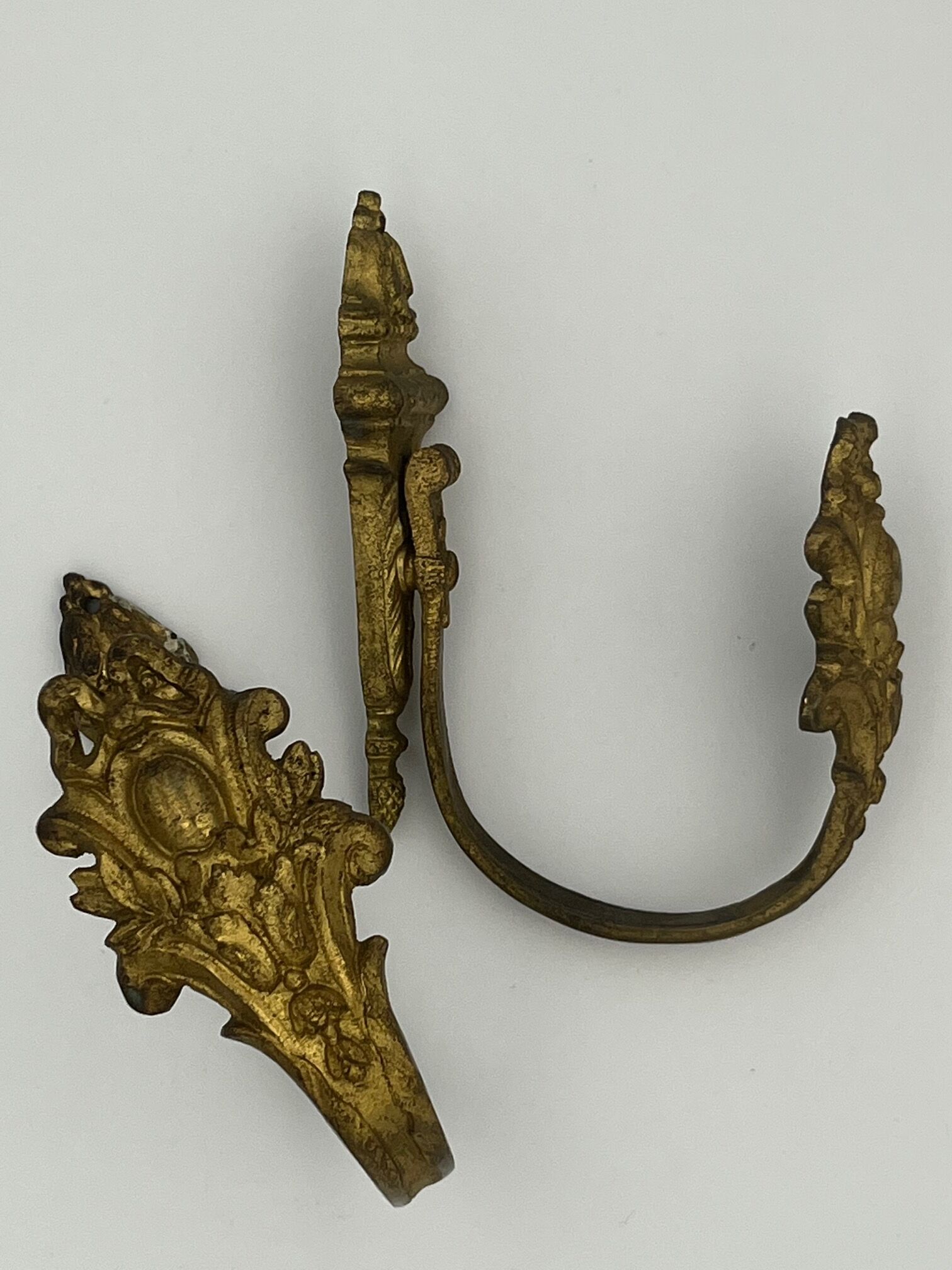 Pair of golden bronze kiss holders Rocaille style