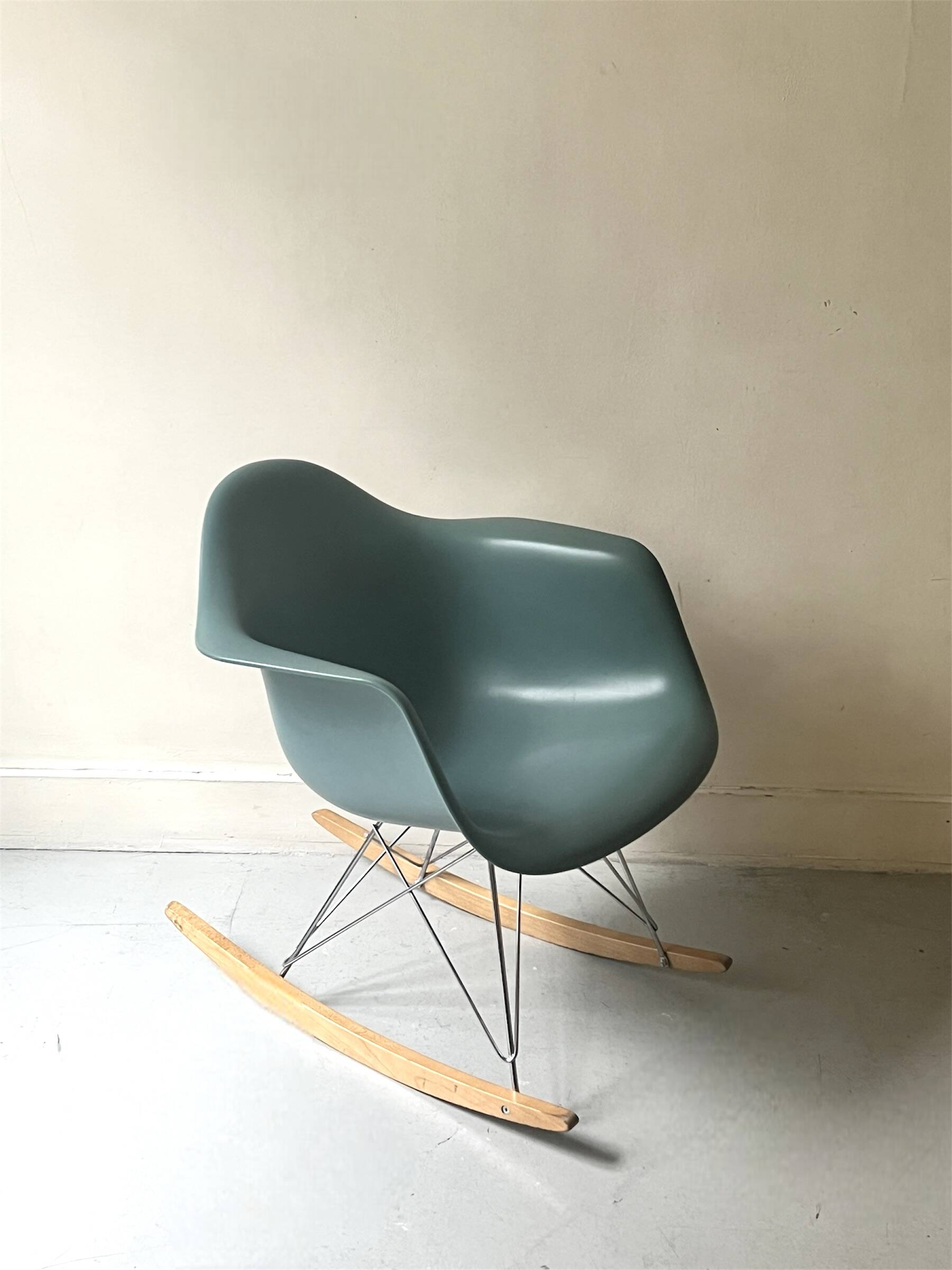 Eames Plastic Armchair RE RAR rocking chair design, Vitra edition.