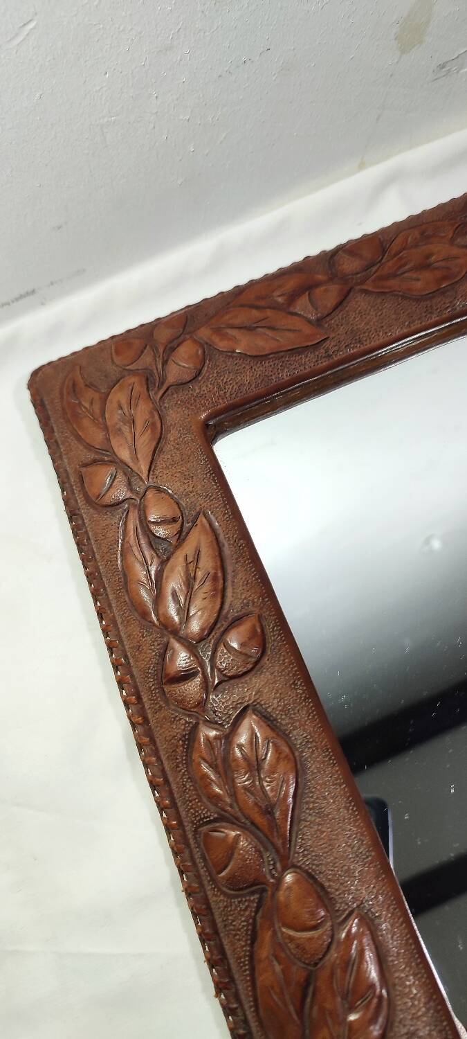 Espejo de pared de cuero. España, 1970s.