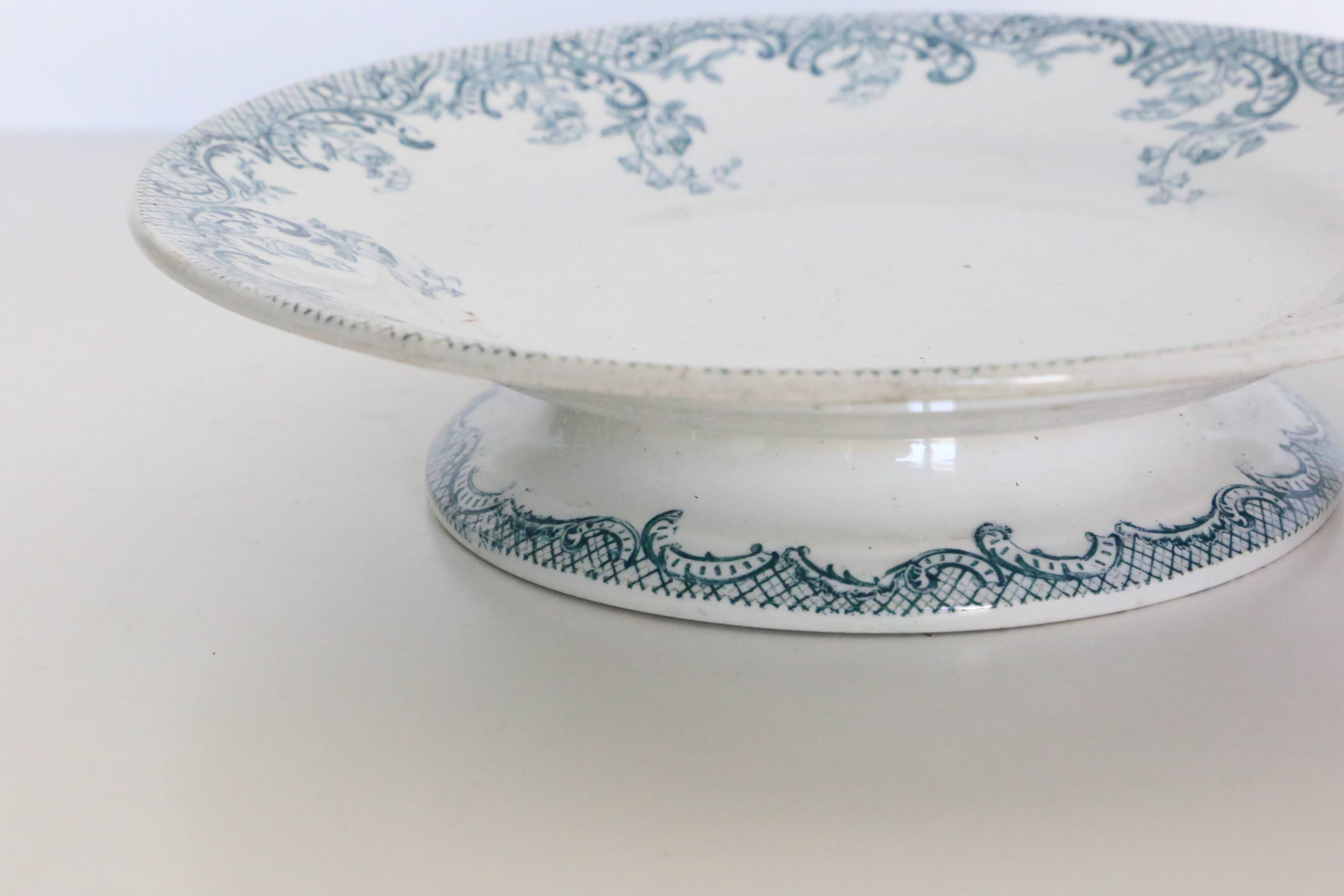 Plat sur piédouche, terre de fer, modèle Rocaille de Orchies, manufacture française