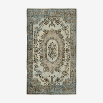 Tapis fait à la main distressed turc des années 1980 164 cm x 274 cm tapis bleu