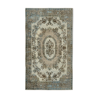 Tapis fait à la main distressed turc des années 1980 164 cm x 274 cm tapis bleu