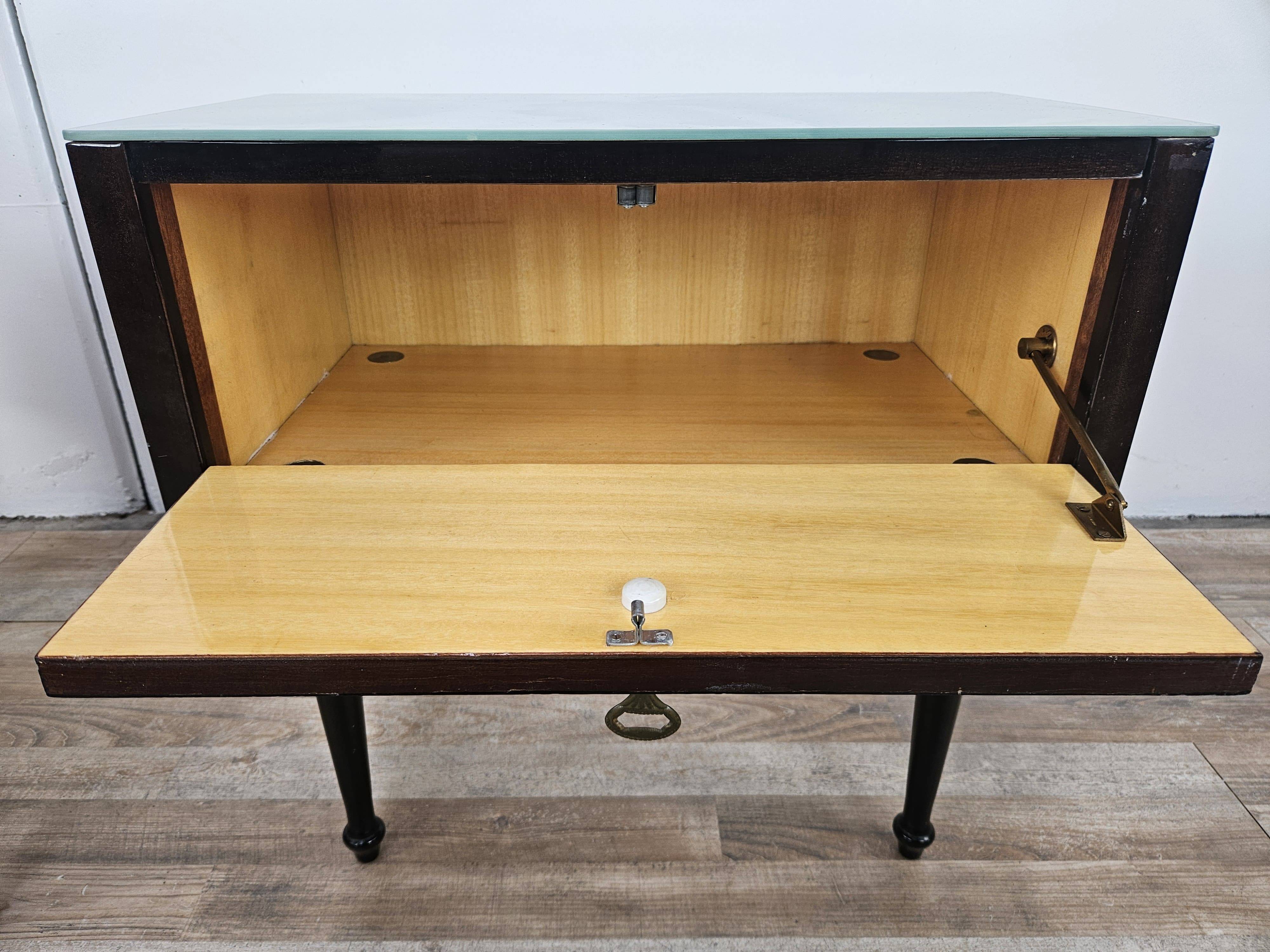 Paire de tables de chevet des années 60 avec porte à abattant et plateau en verre bleu