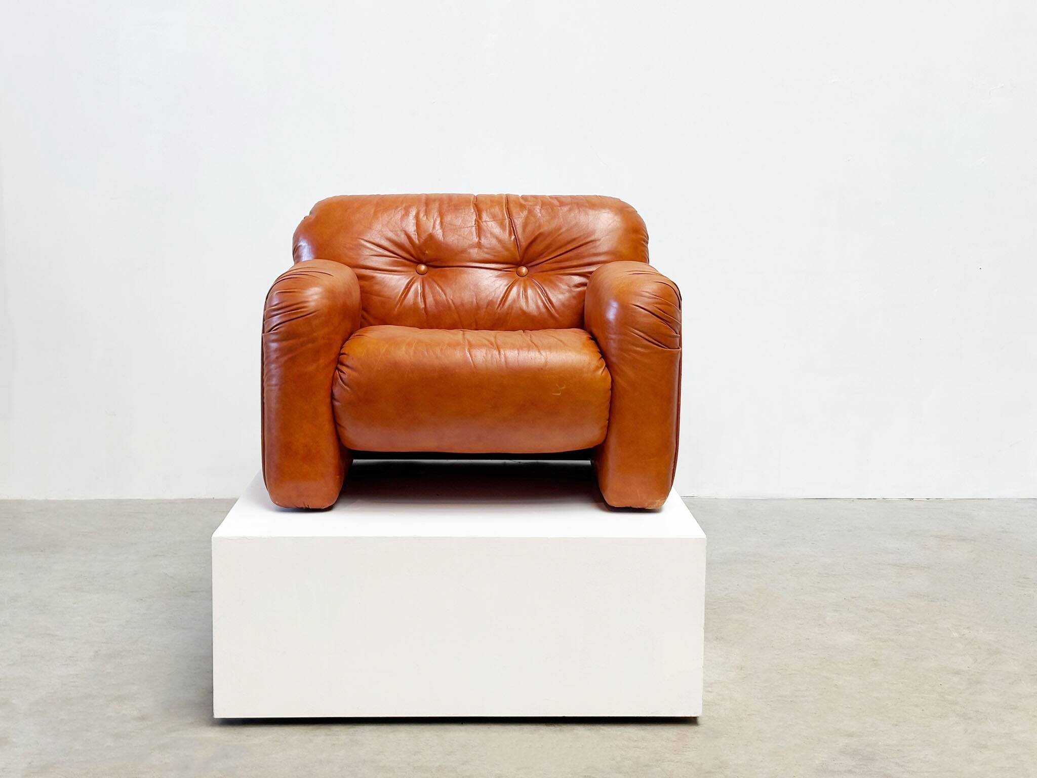 Comfortable Italian lounge chair