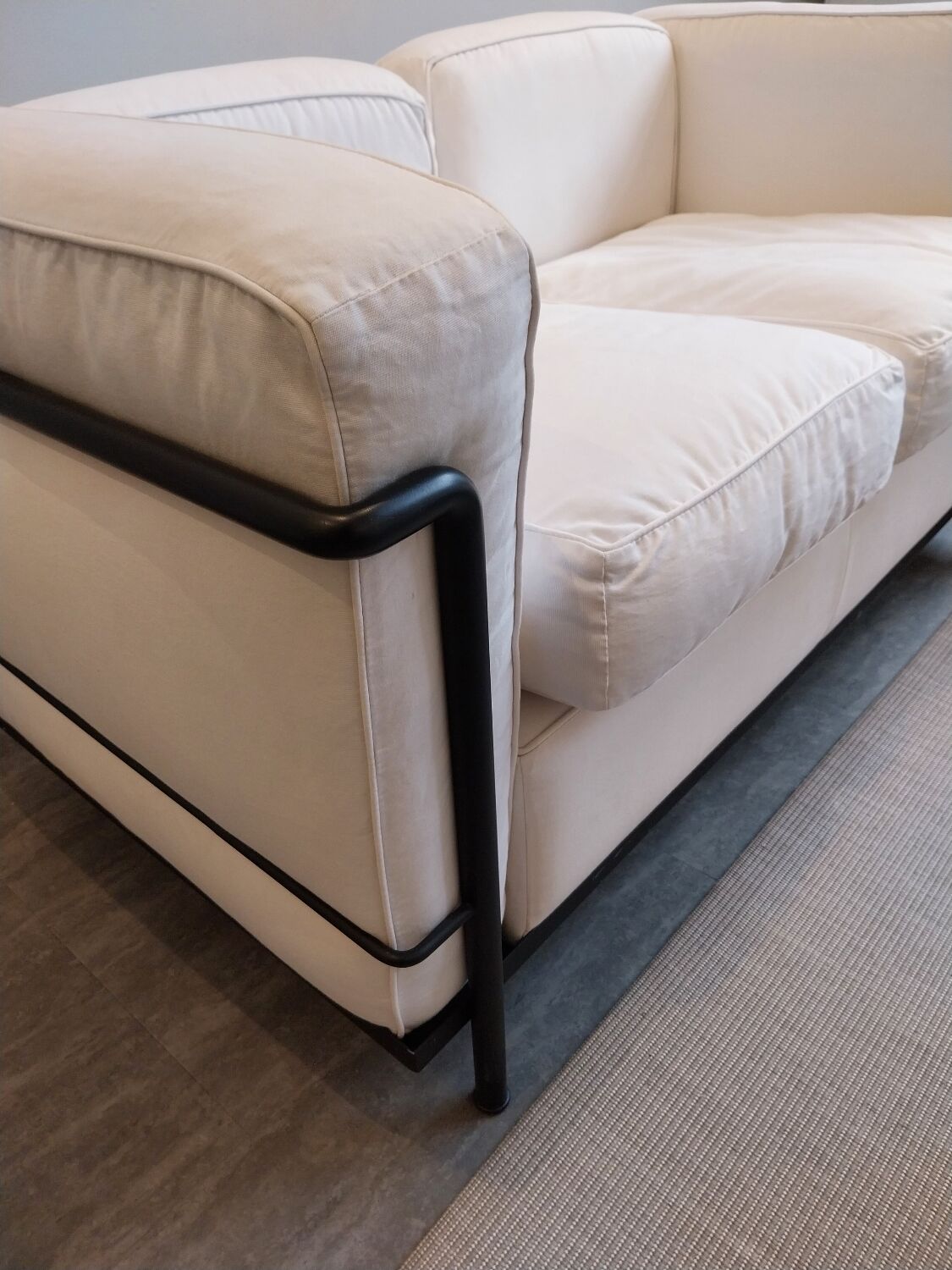 A sofa and two LC2 Cassina armchairs