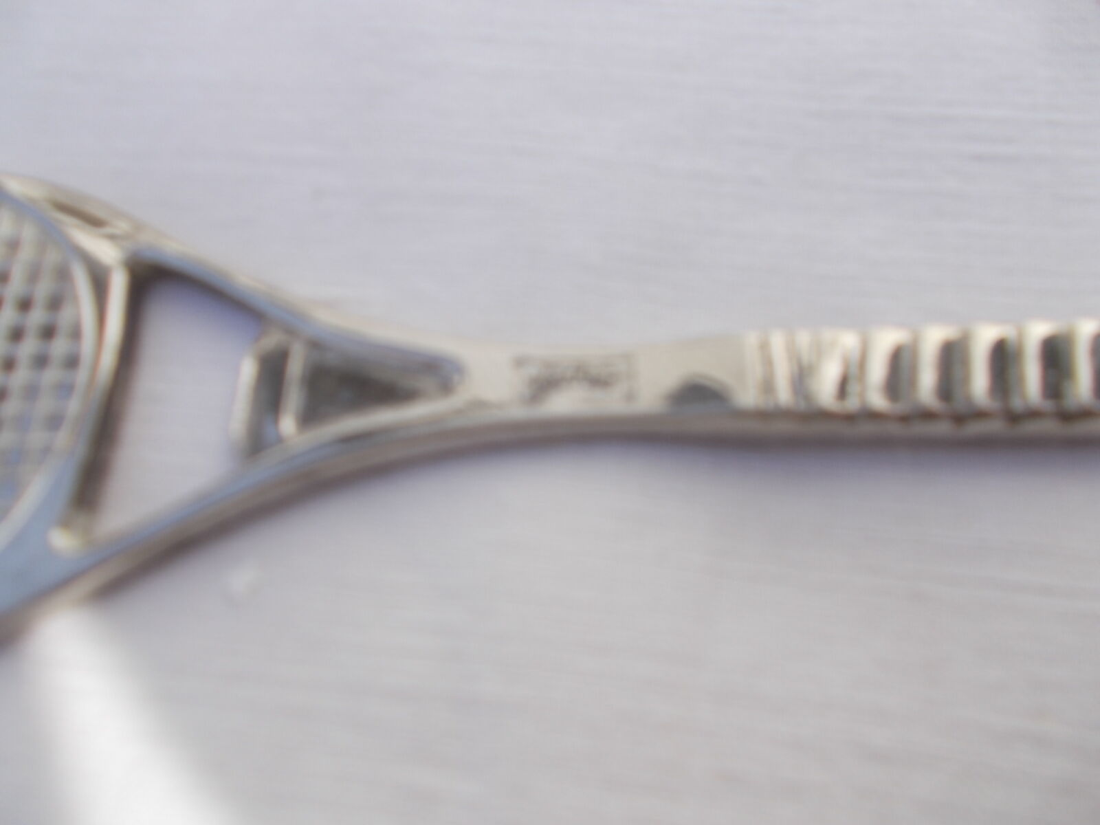 Décapsuleur en métal argenté forme raquette