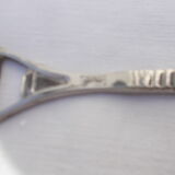 Décapsuleur en métal argenté forme raquette
