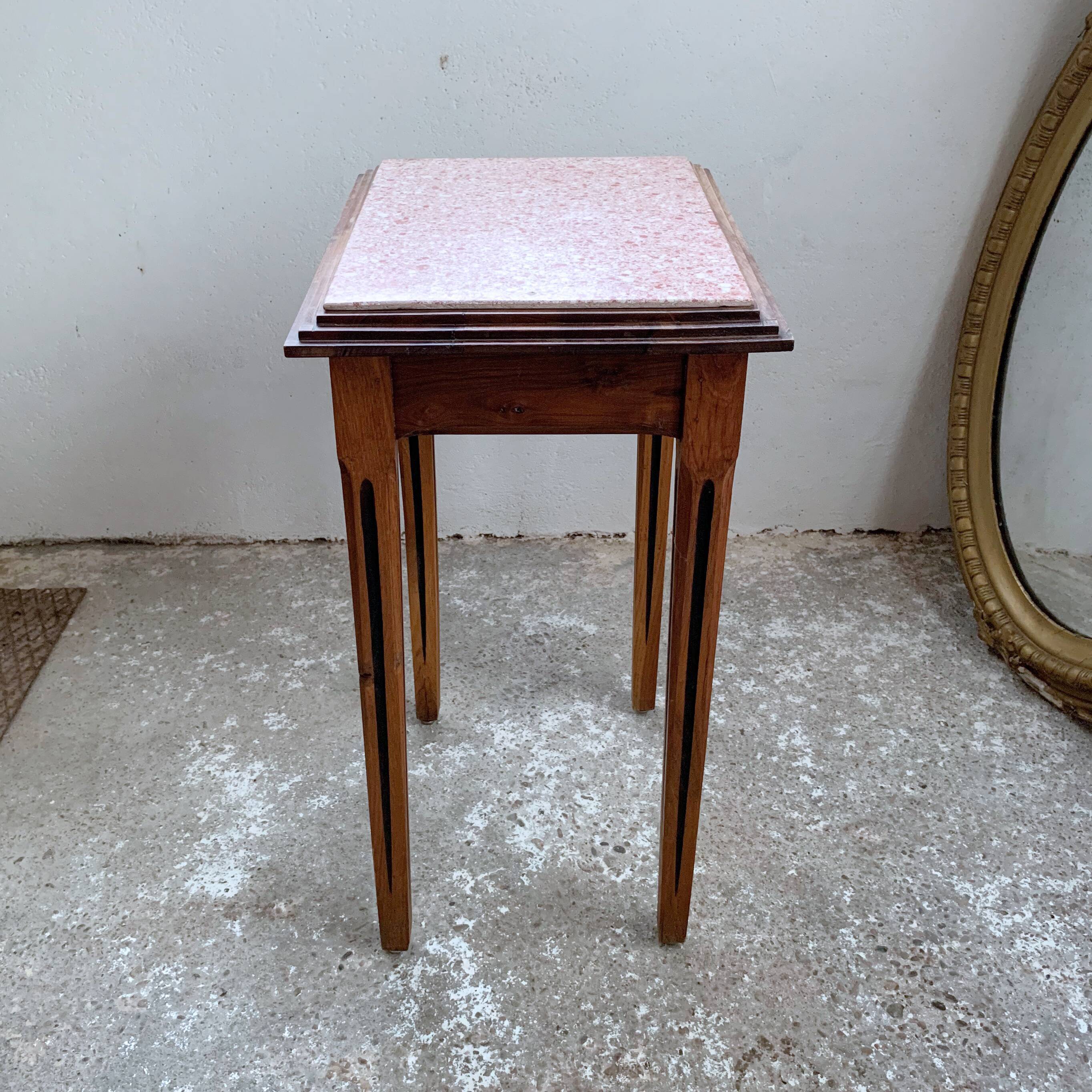 Table log with pink art deco marble
