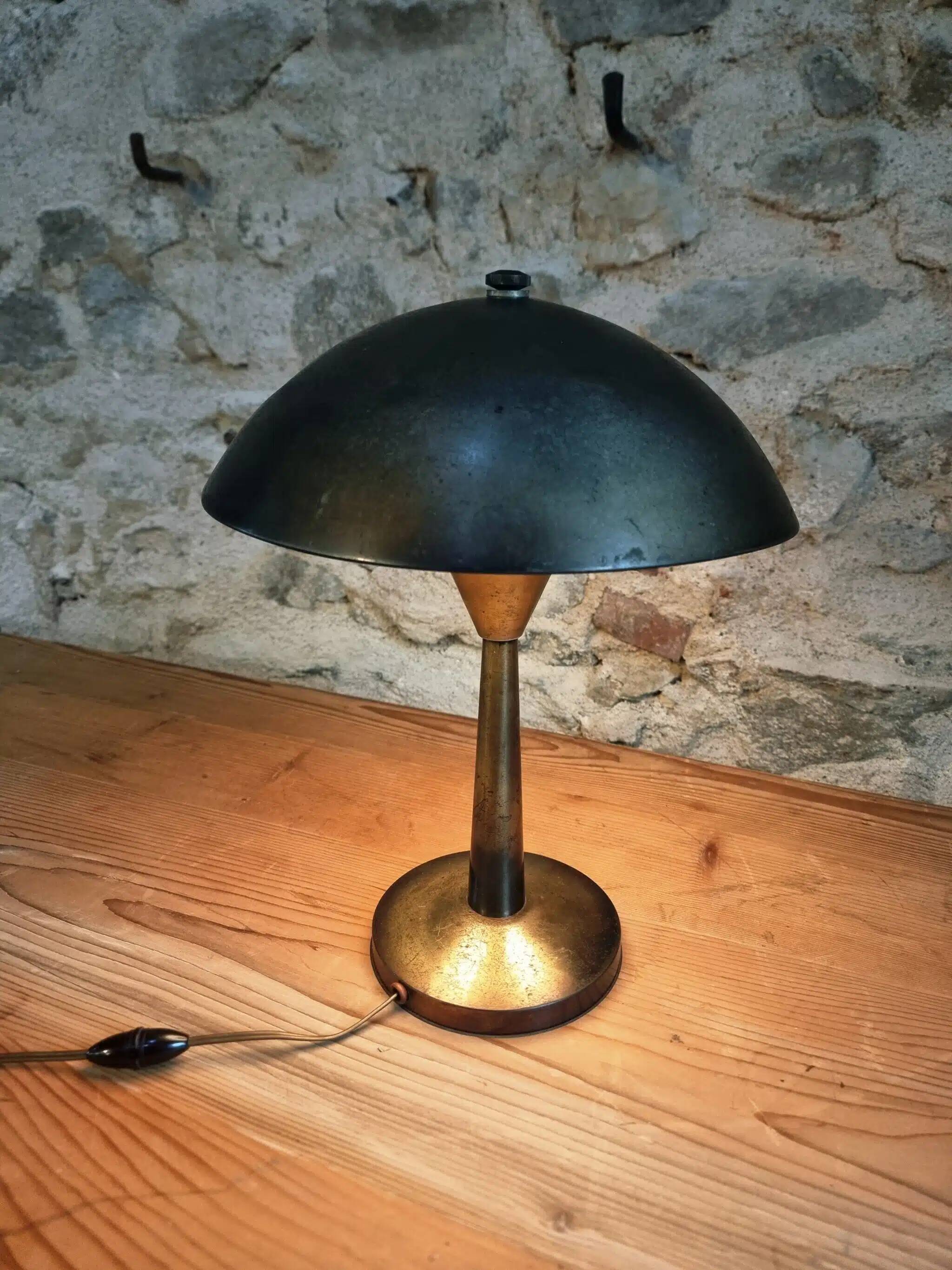 Lampe de table industrielle française des années 1930 – Champignon en fer et bakélite avec douille à baïonnette – 32 cm de diamètre