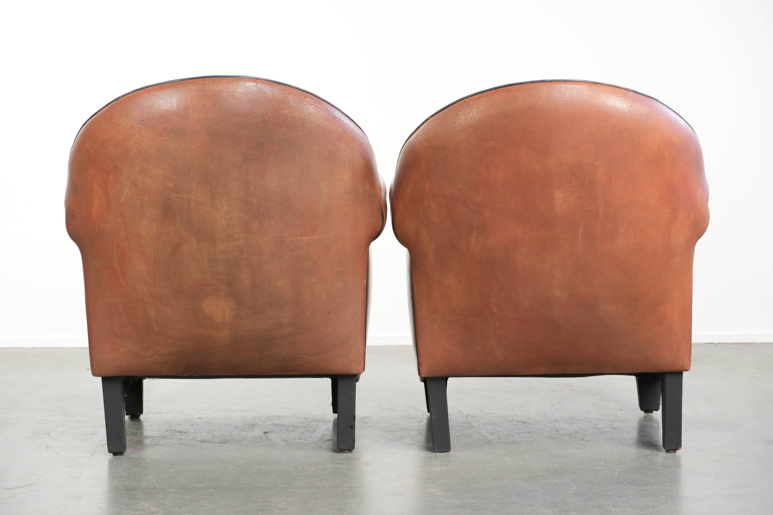 Ensemble de deux fauteuils design de Bart van Bekhoven en cuir de mouton.