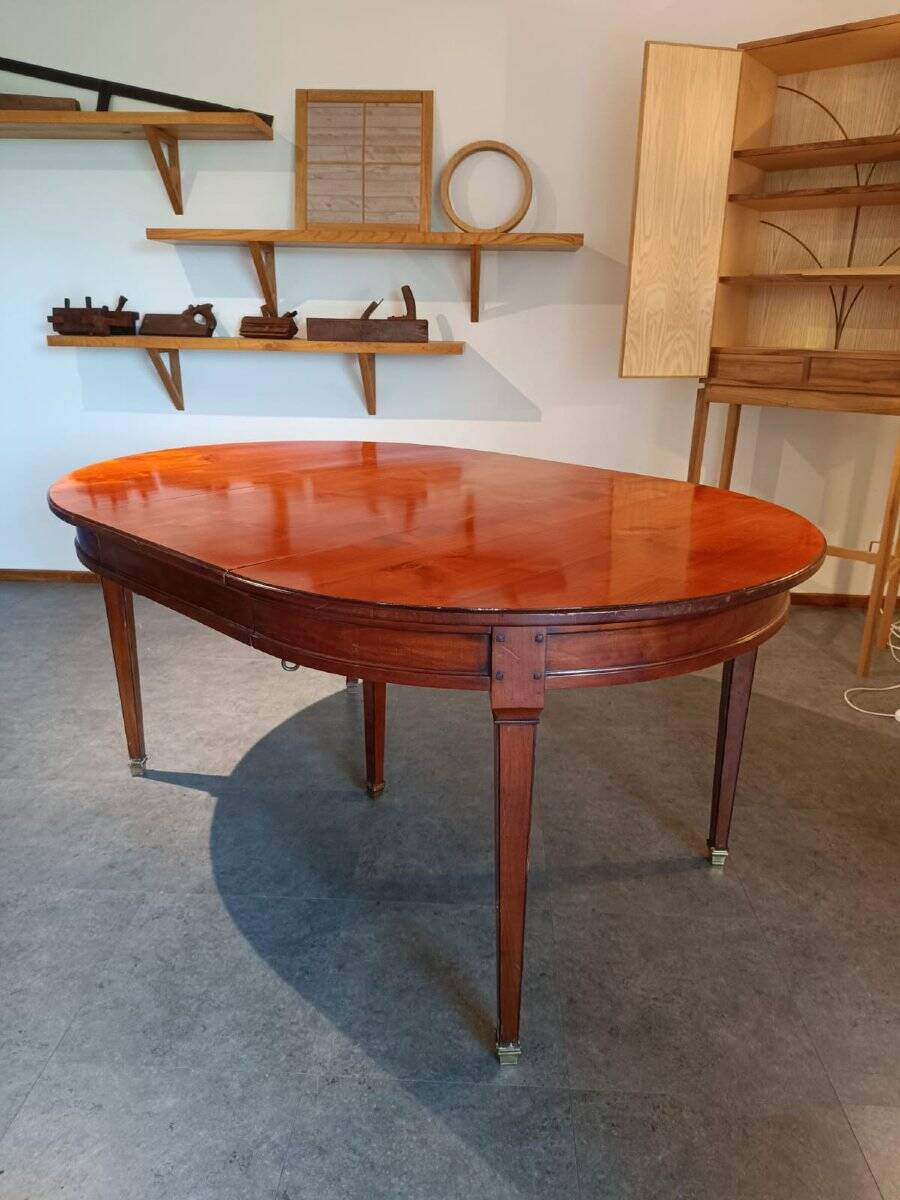 DINING TABLE IN EXOTIC WOOD IN PERFECT CONDITION