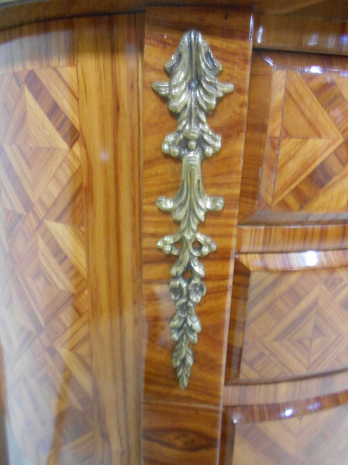 Half-moon dresser marqueted