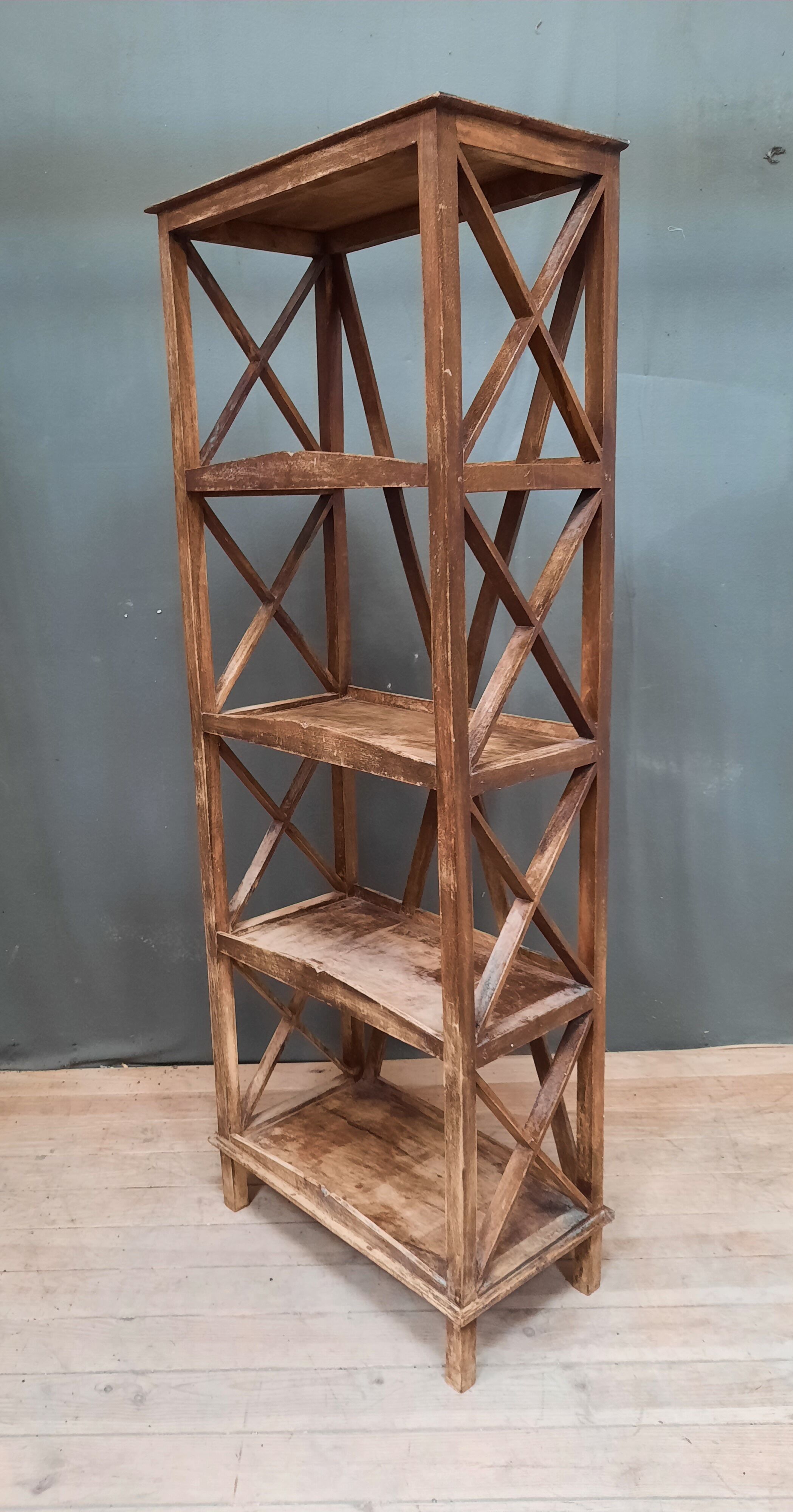 Flooring on braced feet