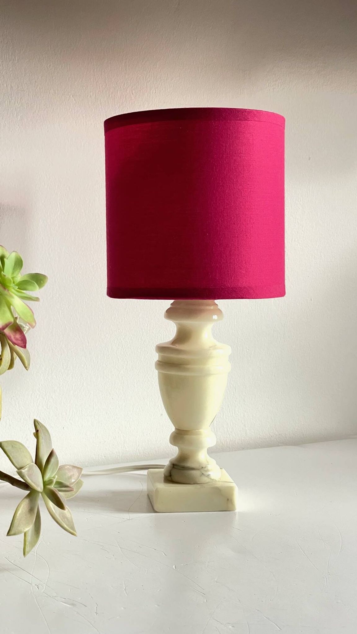 Lampe marbre et tissu fuchsia vintage