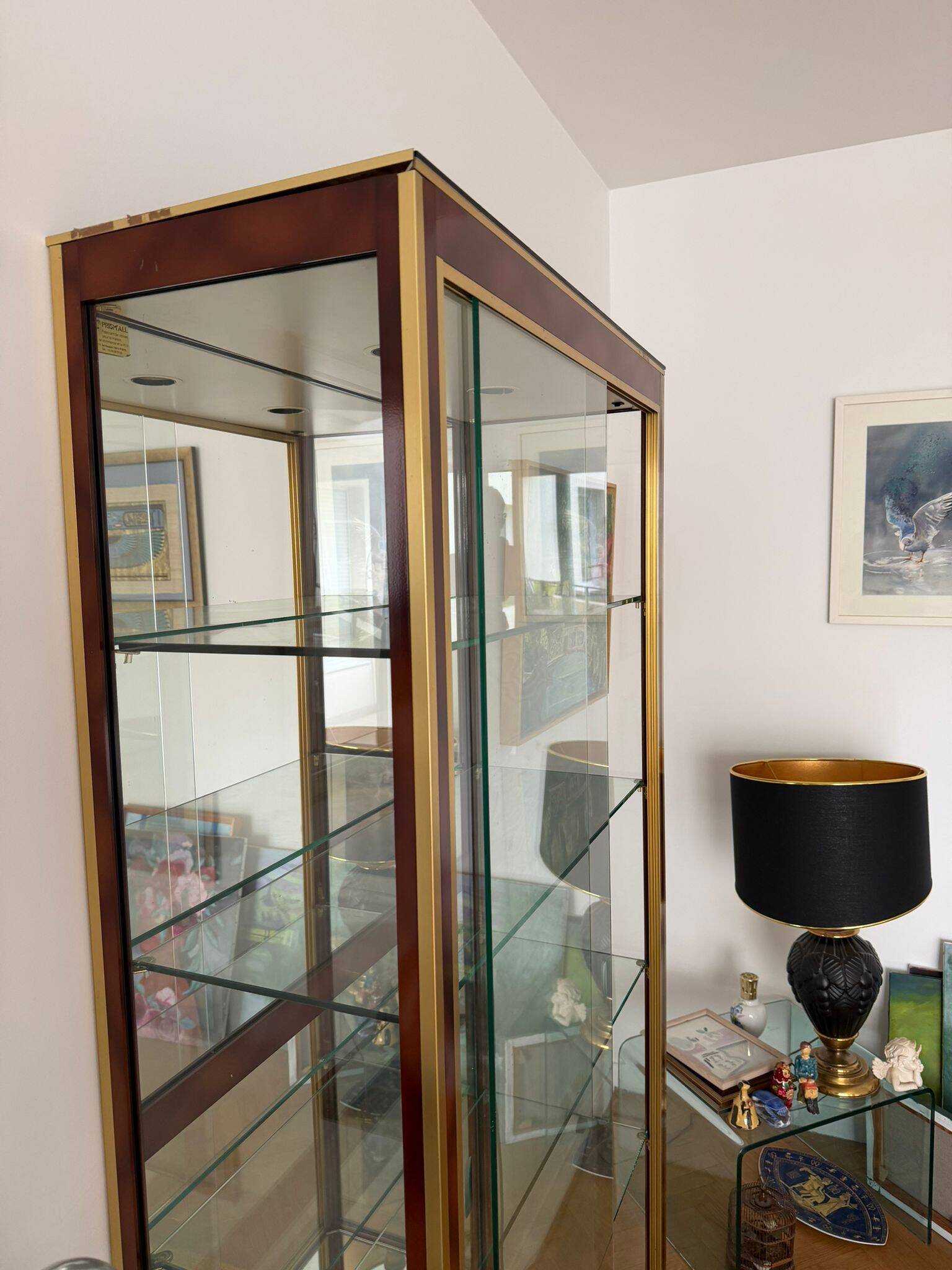 Vitrine de présentation en verre, laiton et bois de style Hollywood Regency