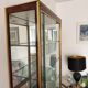 Vitrine de présentation en verre, laiton et bois de style Hollywood Regency