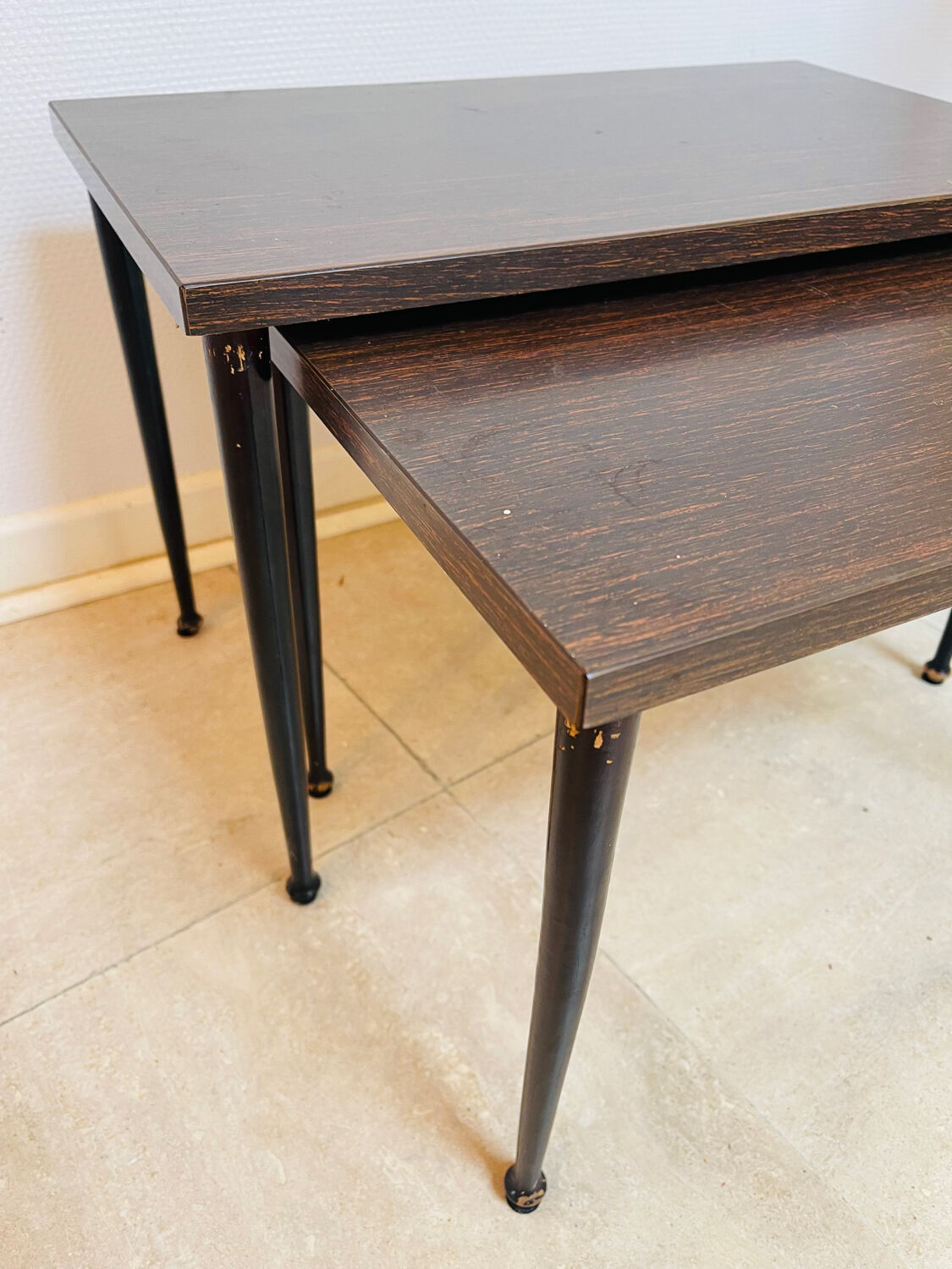 Pair of vintage nesting tables in formica, 1970.